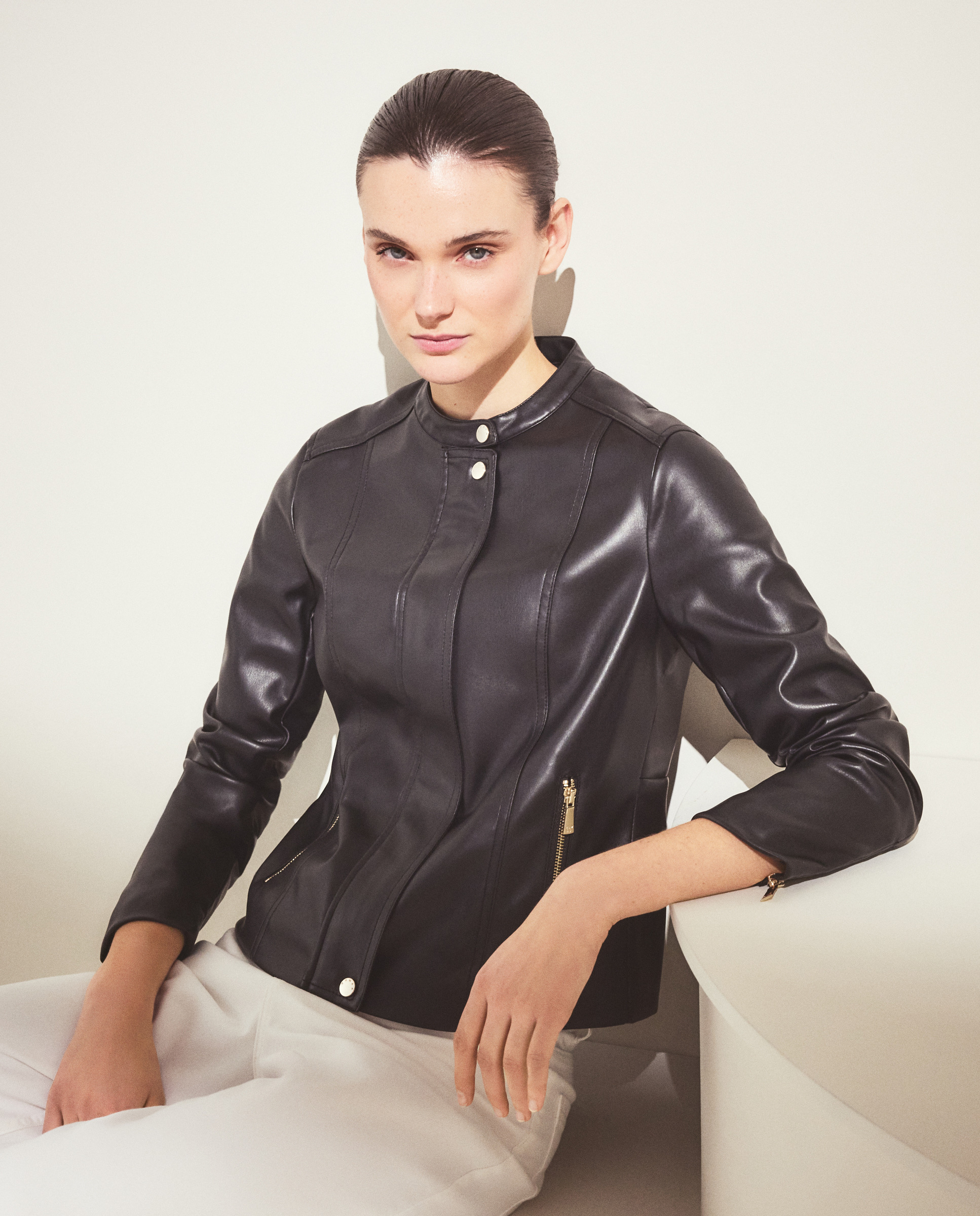 Imagem 0 de Blusão com Detalhes Dourados