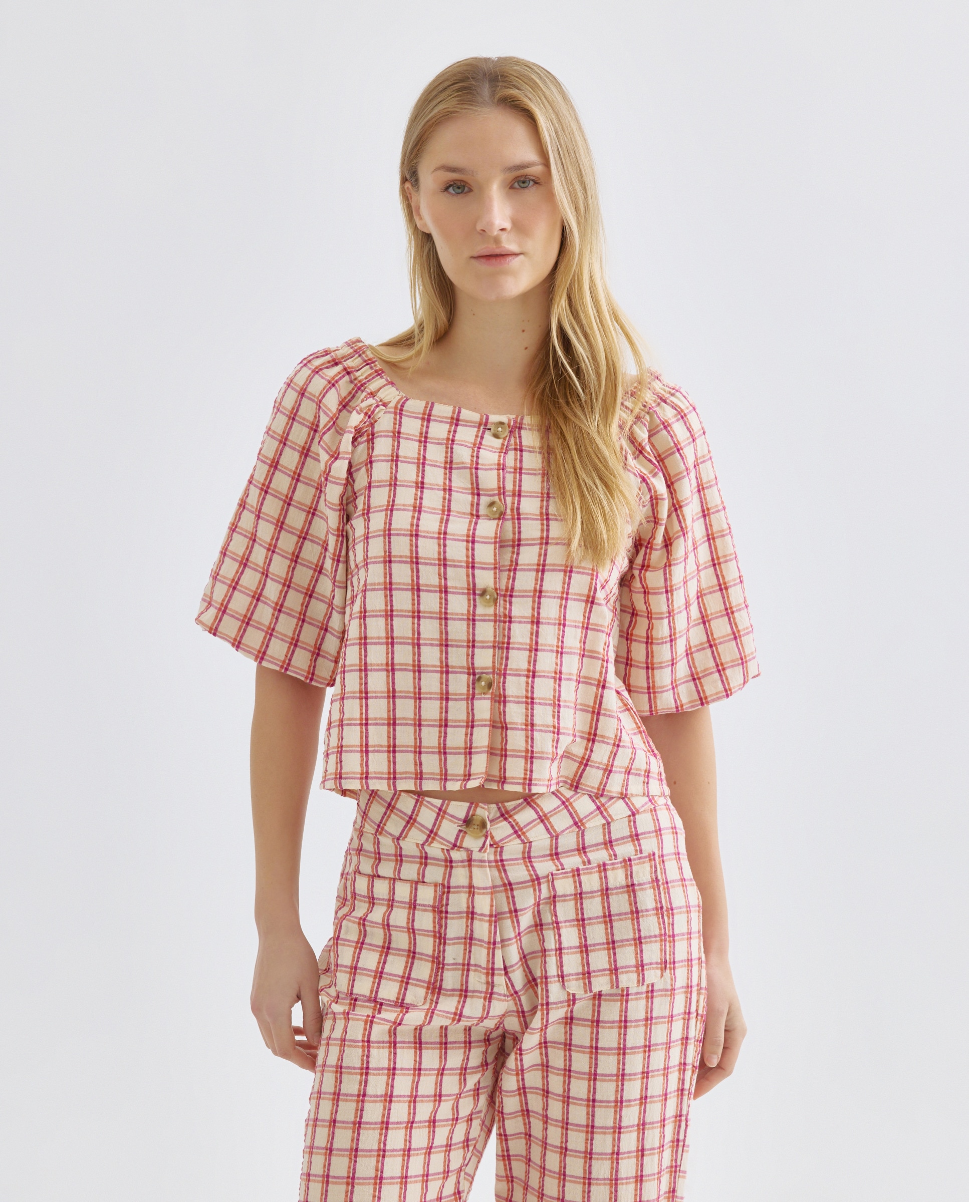 Imagen 0 de Blusa de mujer con escote cuadrado de cuadros total look