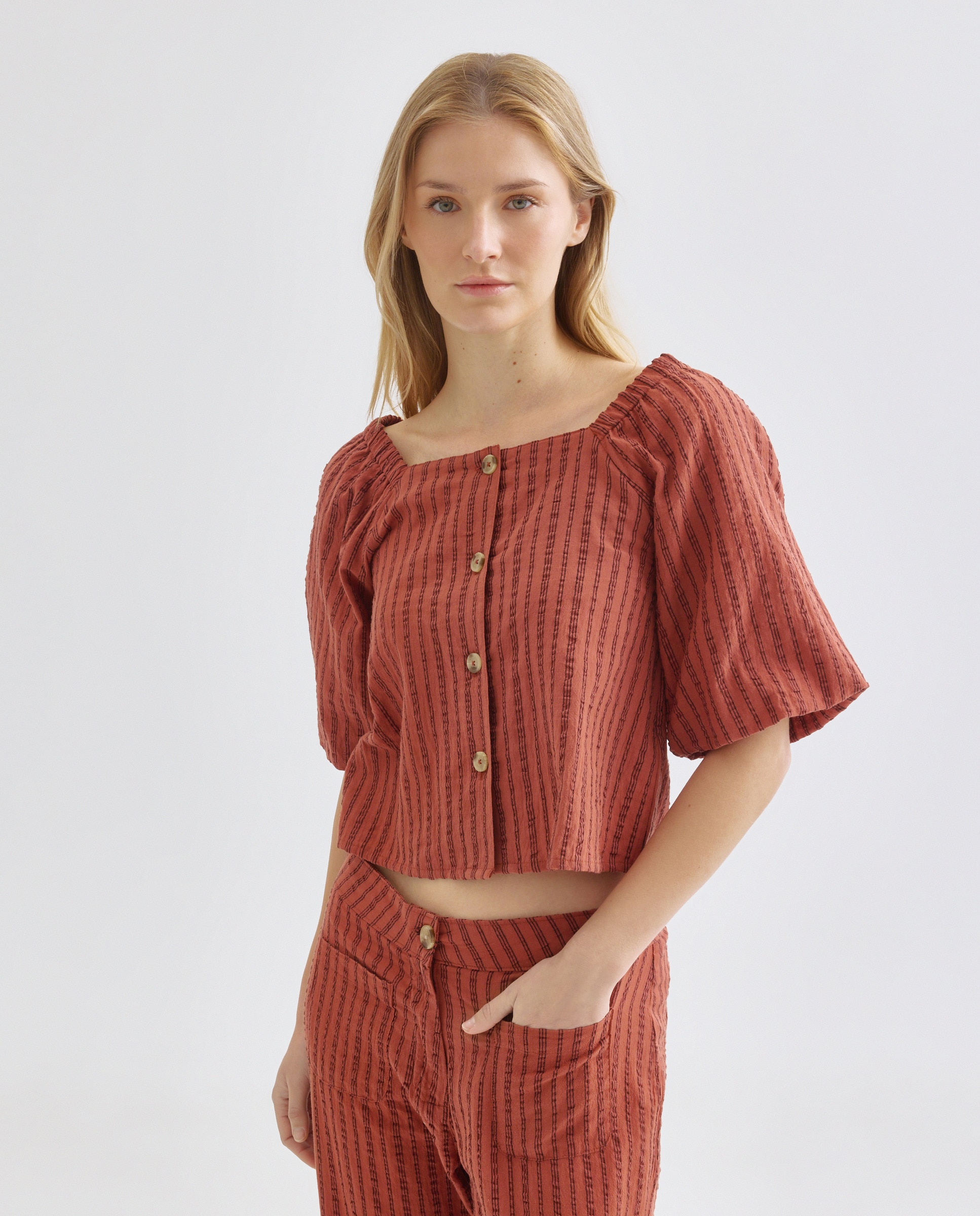 Imagen 0 de Blusa de mujer con escote cuadrado de rayas total look