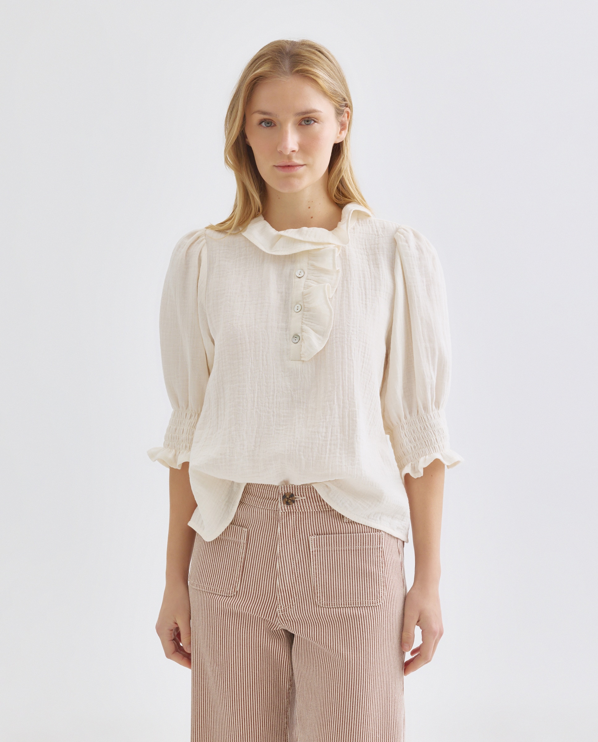 Imagen 0 de Blusa de mujer de algodón con cuello volante