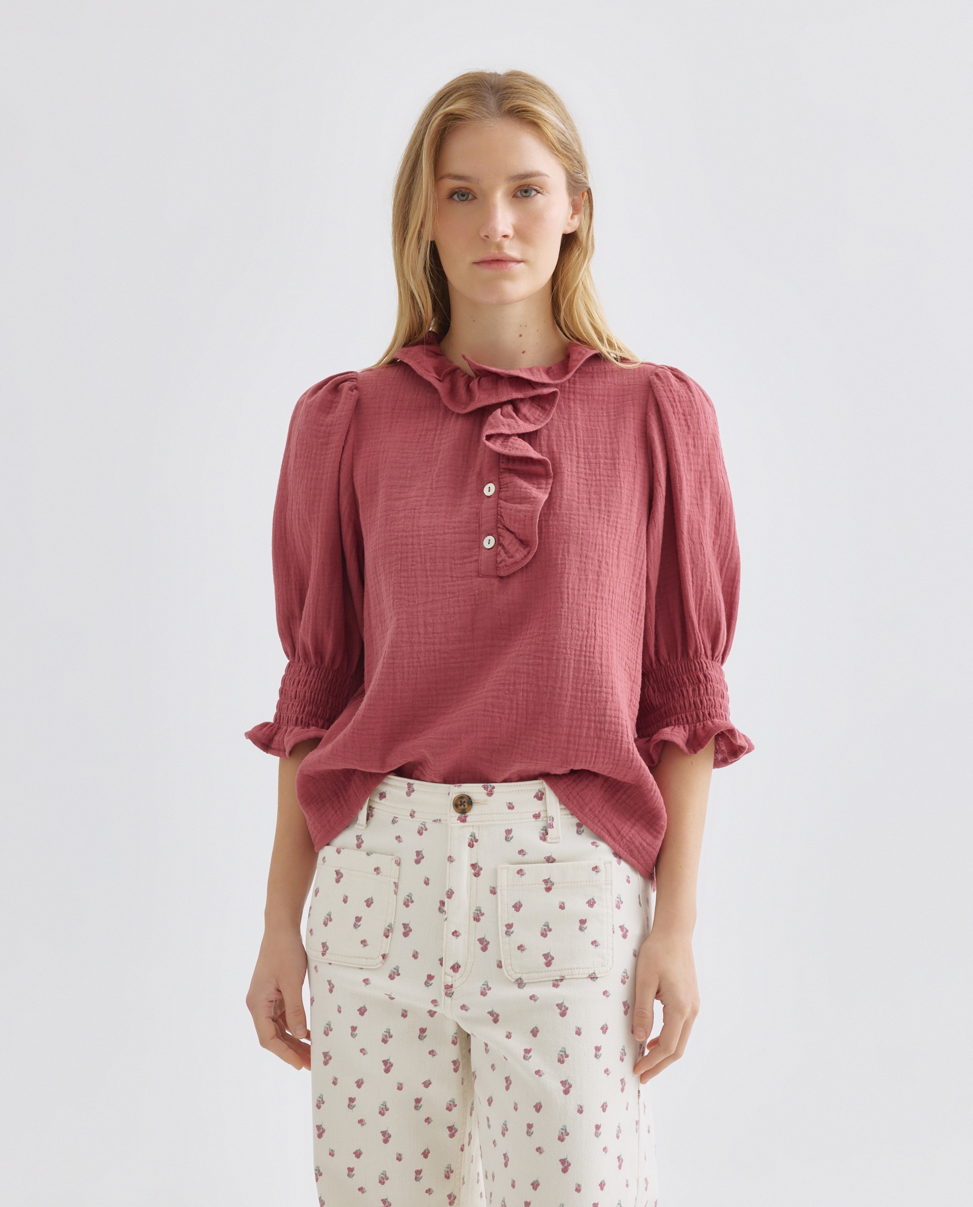 Imagen 0 de Blusa de mujer de algodón con cuello volante