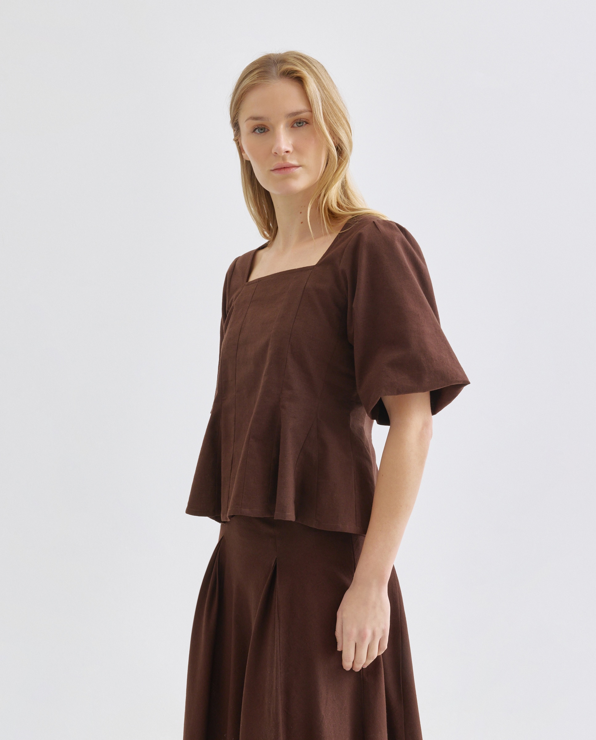 Blusa de mujer con escote cuadrado Beige-1