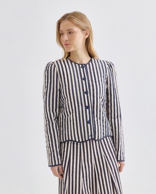 Imagen 0 de Chaqueta de mujer de rayas con manga abullonada total look