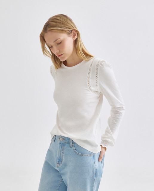 Imagen 0 de Camiseta de mujer cuello caja con detalles