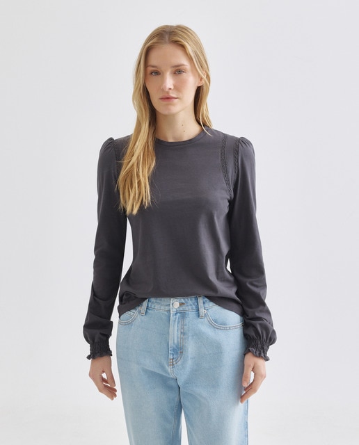 Imagen 0 de Camiseta de mujer cuello caja con detalles