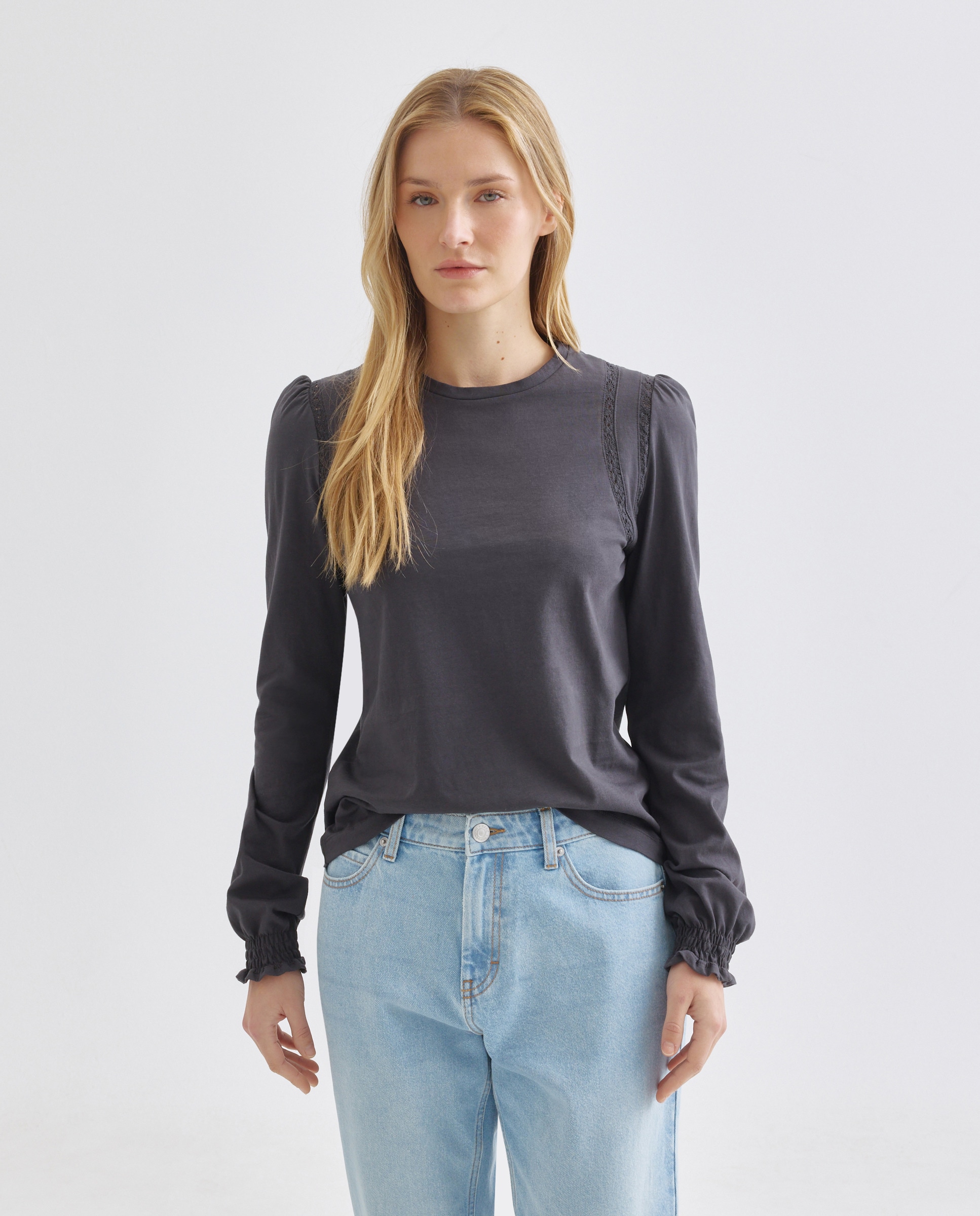 Imagen 0 de Camiseta de mujer cuello caja con detalles