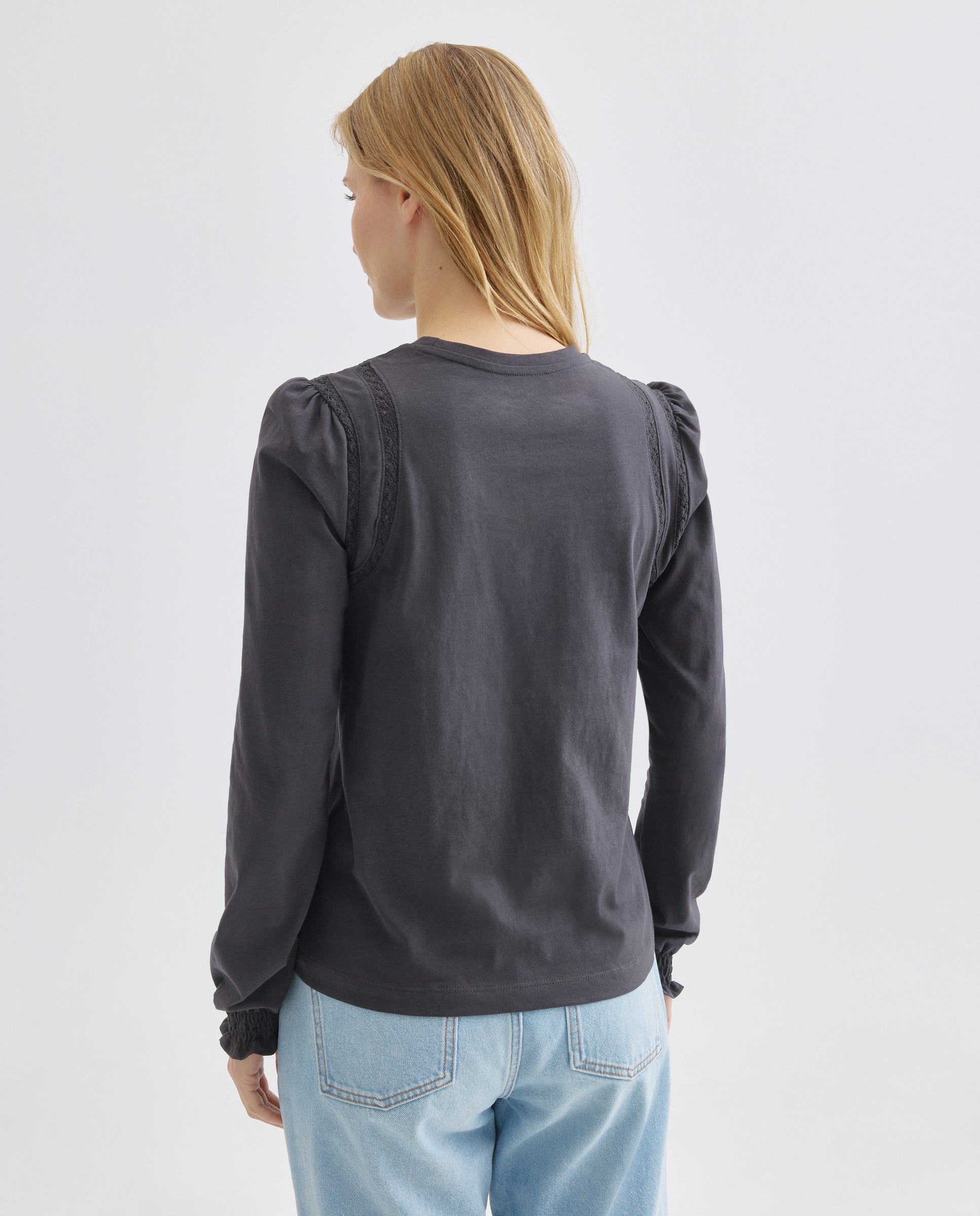 Camiseta de mujer cuello caja con detalles Plomo-3