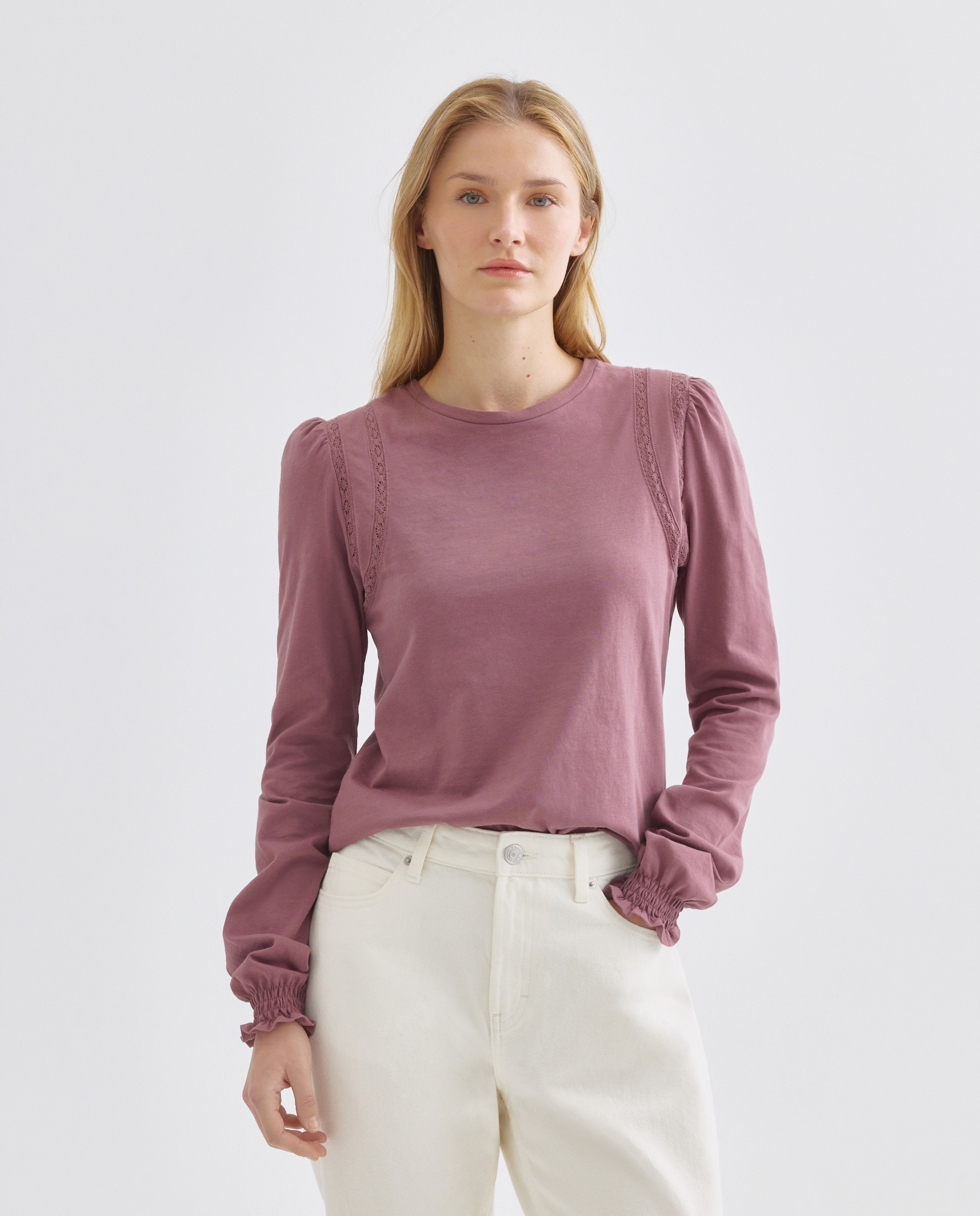 Imagen 0 de Camiseta de mujer cuello caja con detalles