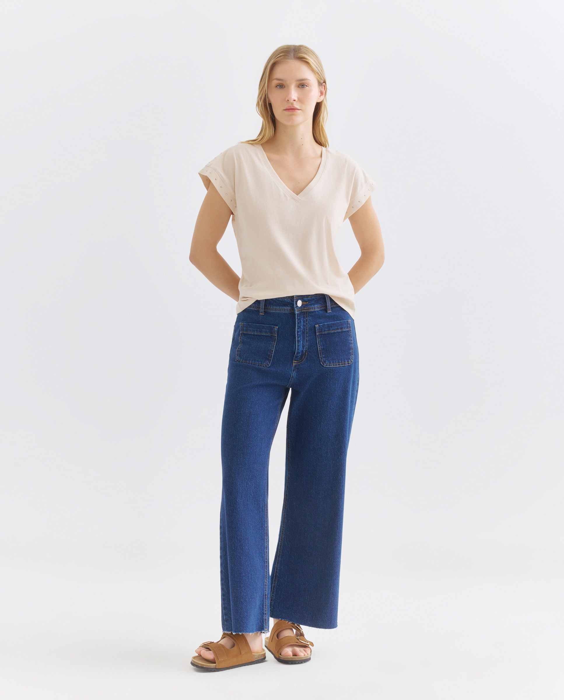 Camiseta de mujer cuello pico con tachuelas Beige-2