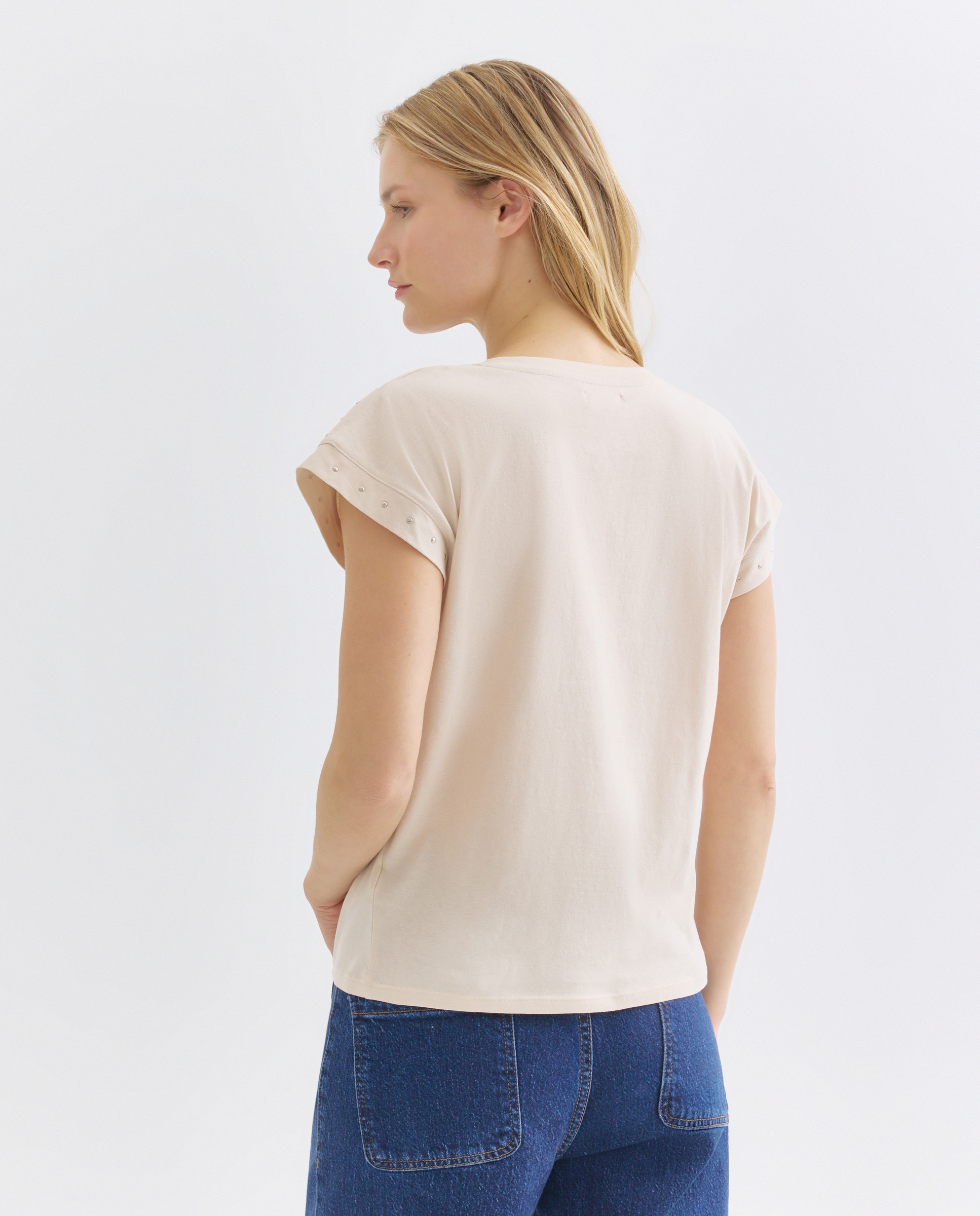 Camiseta de mujer cuello pico con tachuelas Beige-3