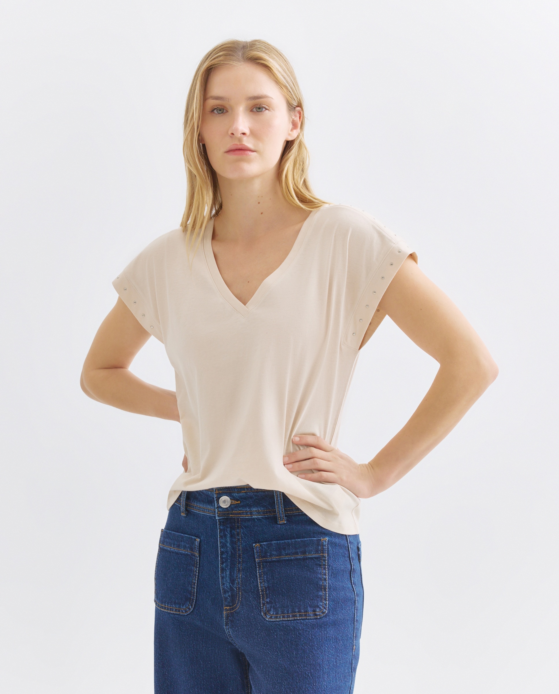 Imagen 0 de Camiseta de mujer cuello pico con tachuelas