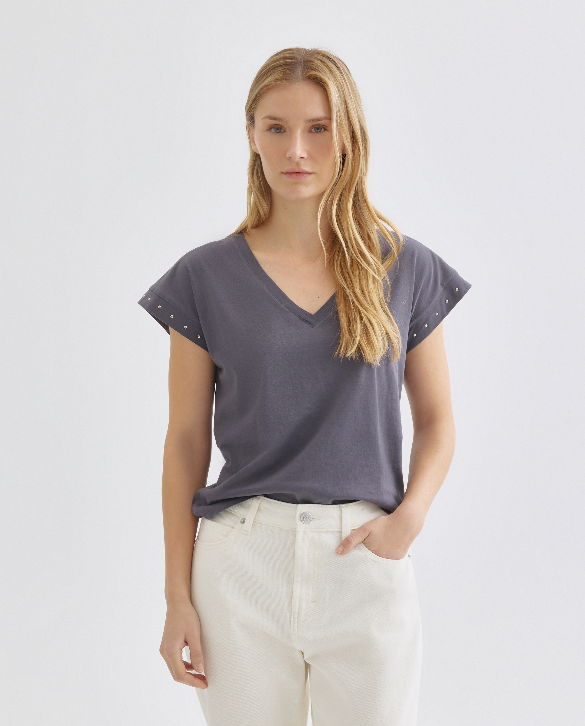 Camiseta de mujer cuello pico con tachuelas Plomo-1