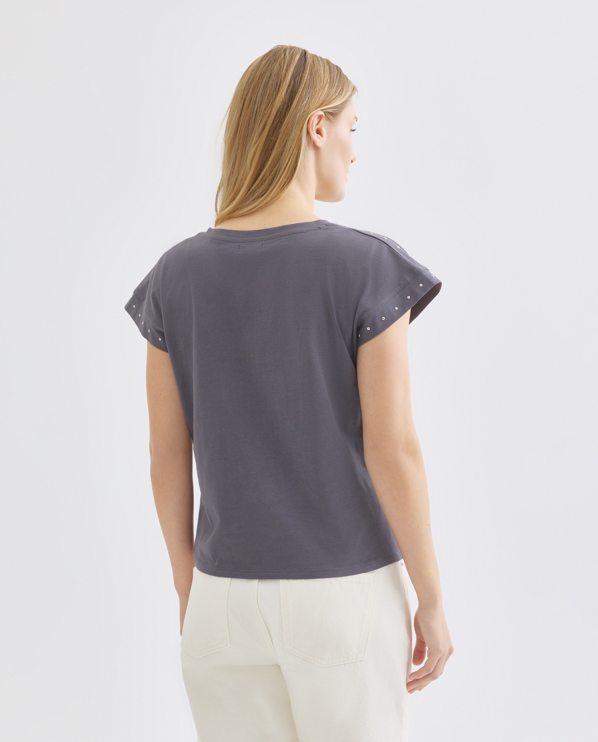 Camiseta de mujer cuello pico con tachuelas Plomo-3