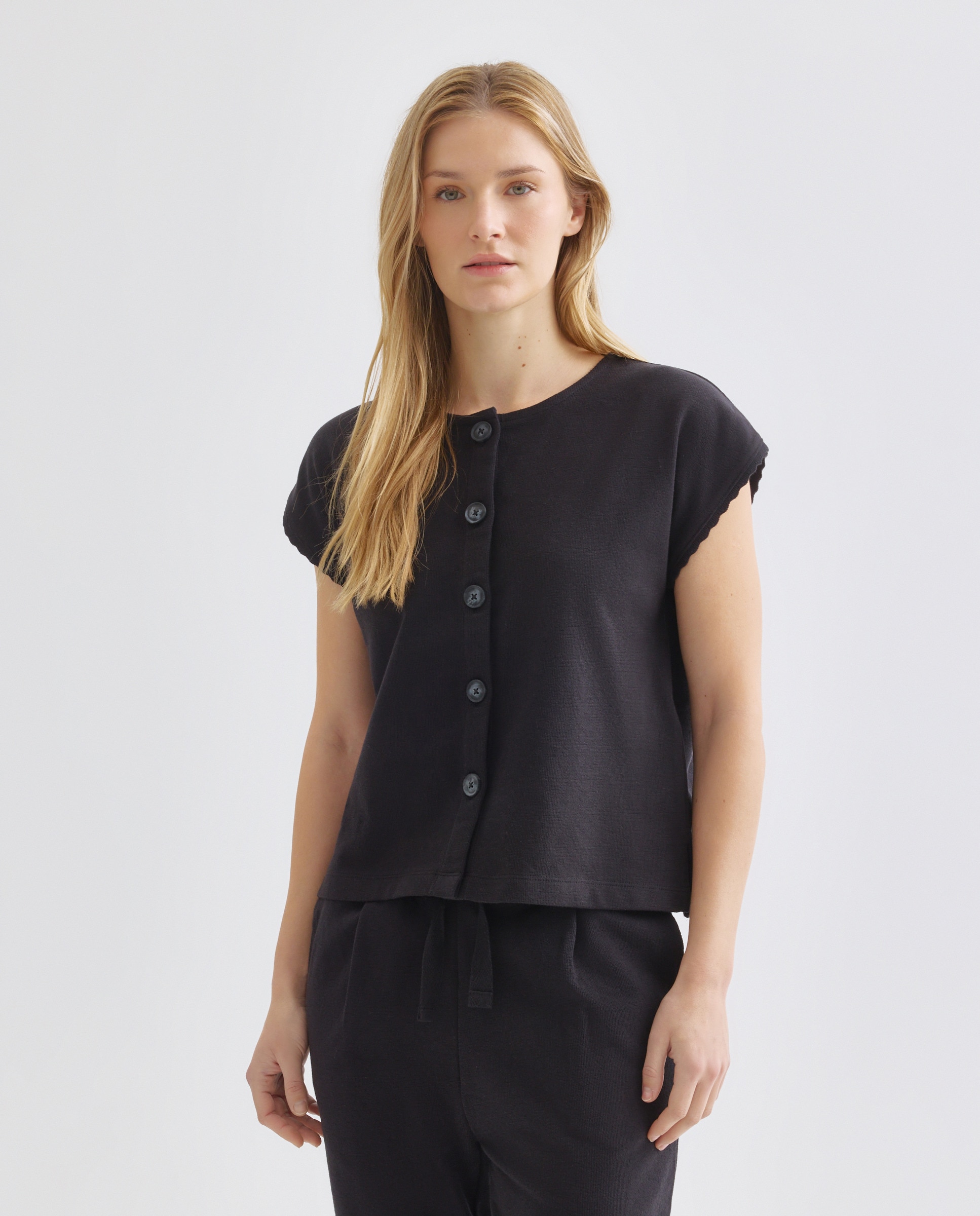 Imagen 0 de Camiseta de mujer cuello caja abotonada ribete ondas