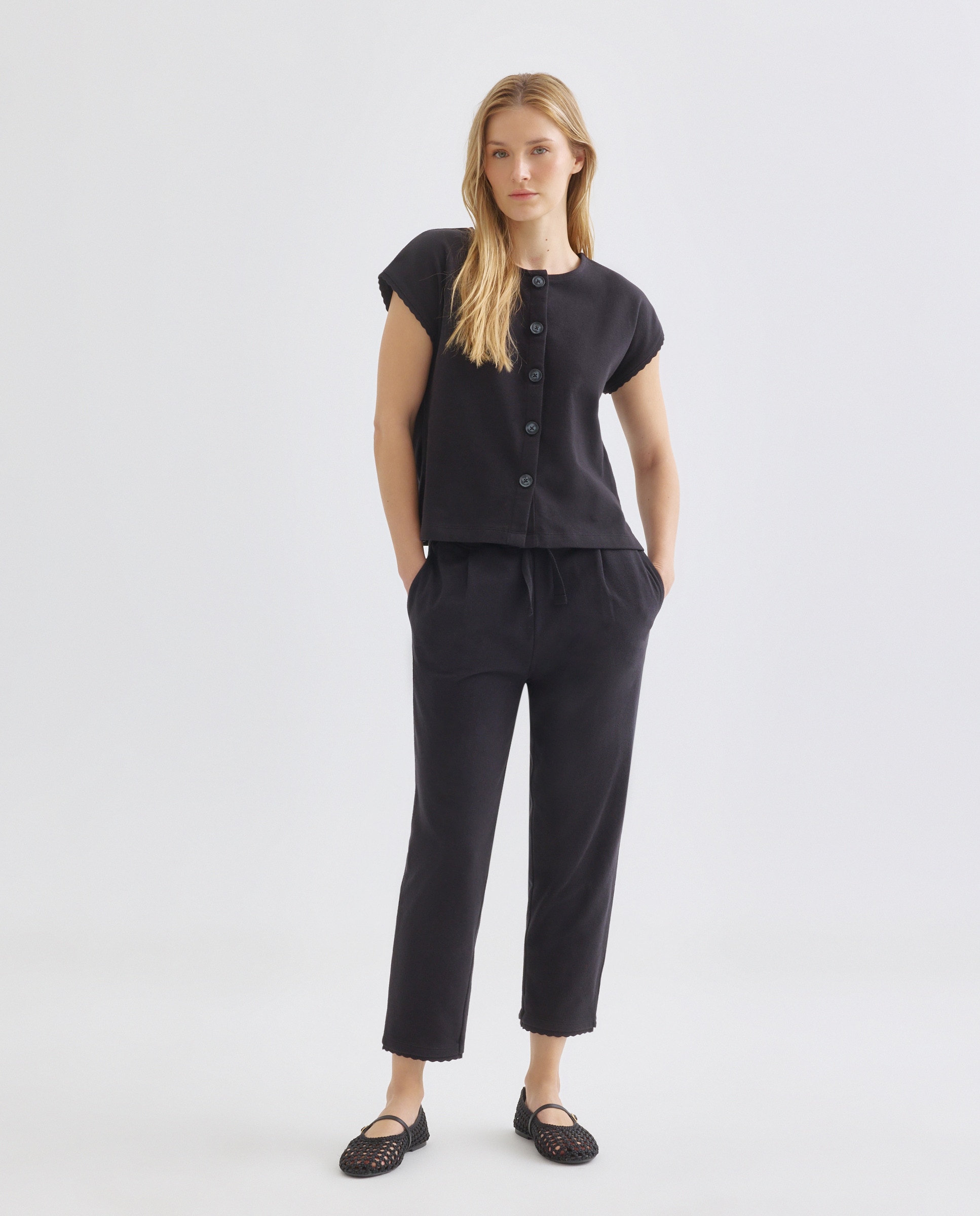 Camiseta de mujer cuello caja abotonada ribete ondas Negro-2
