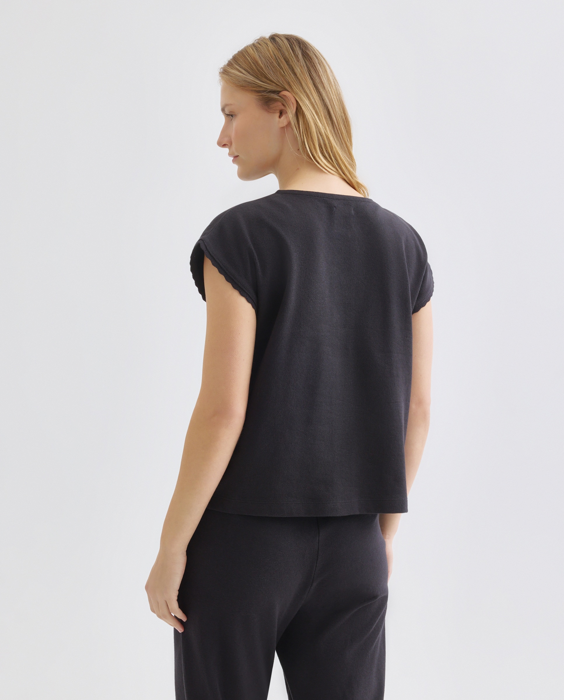 Camiseta de mujer cuello caja abotonada ribete ondas Negro-3