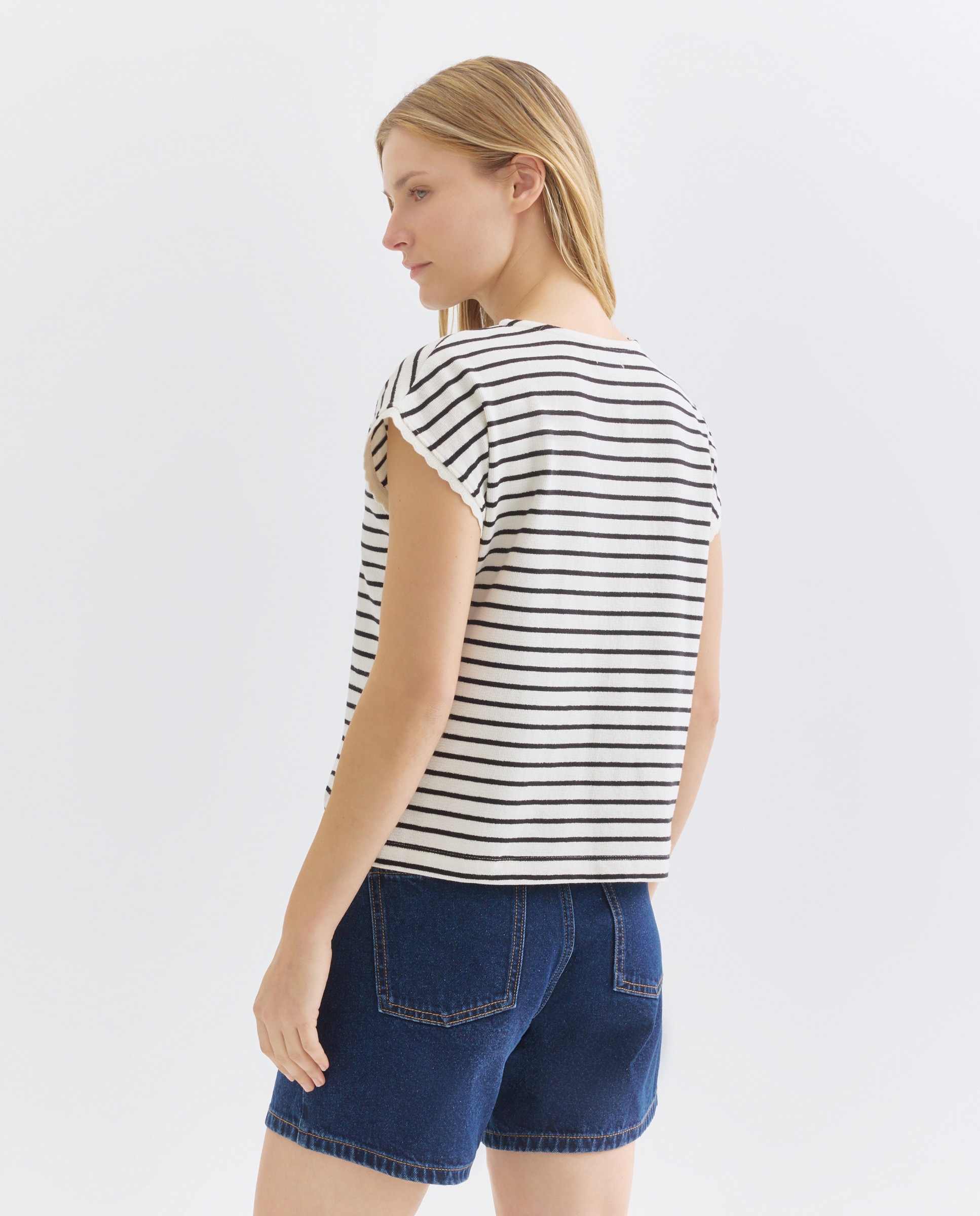 Camiseta de mujer cuello caja abotonada ribete ondas Blanco-3