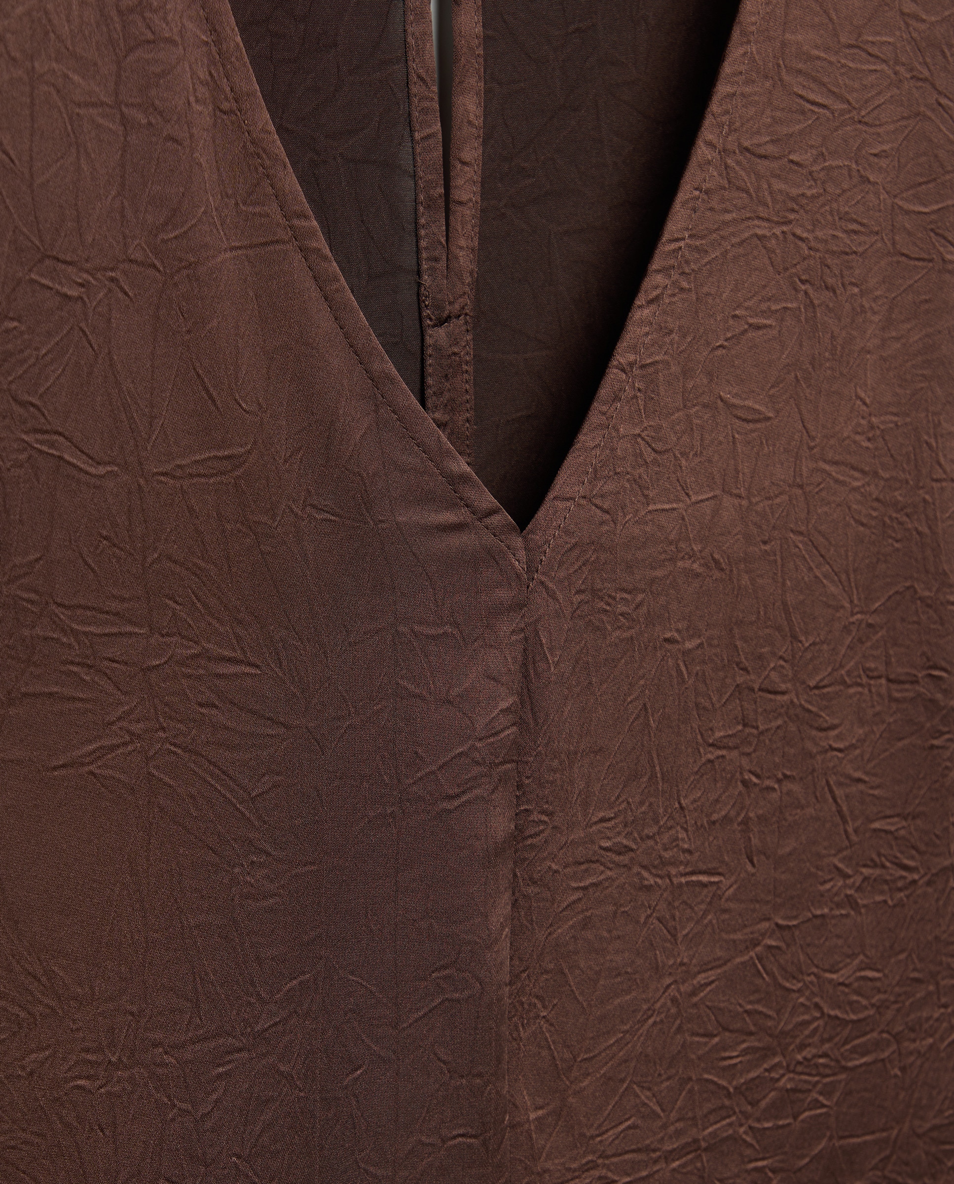 Vestido Comprido de Cetim Crinkle Castanho-5