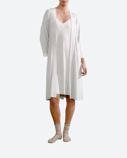 Imagen 0 de Bata cinturón detalles encaje