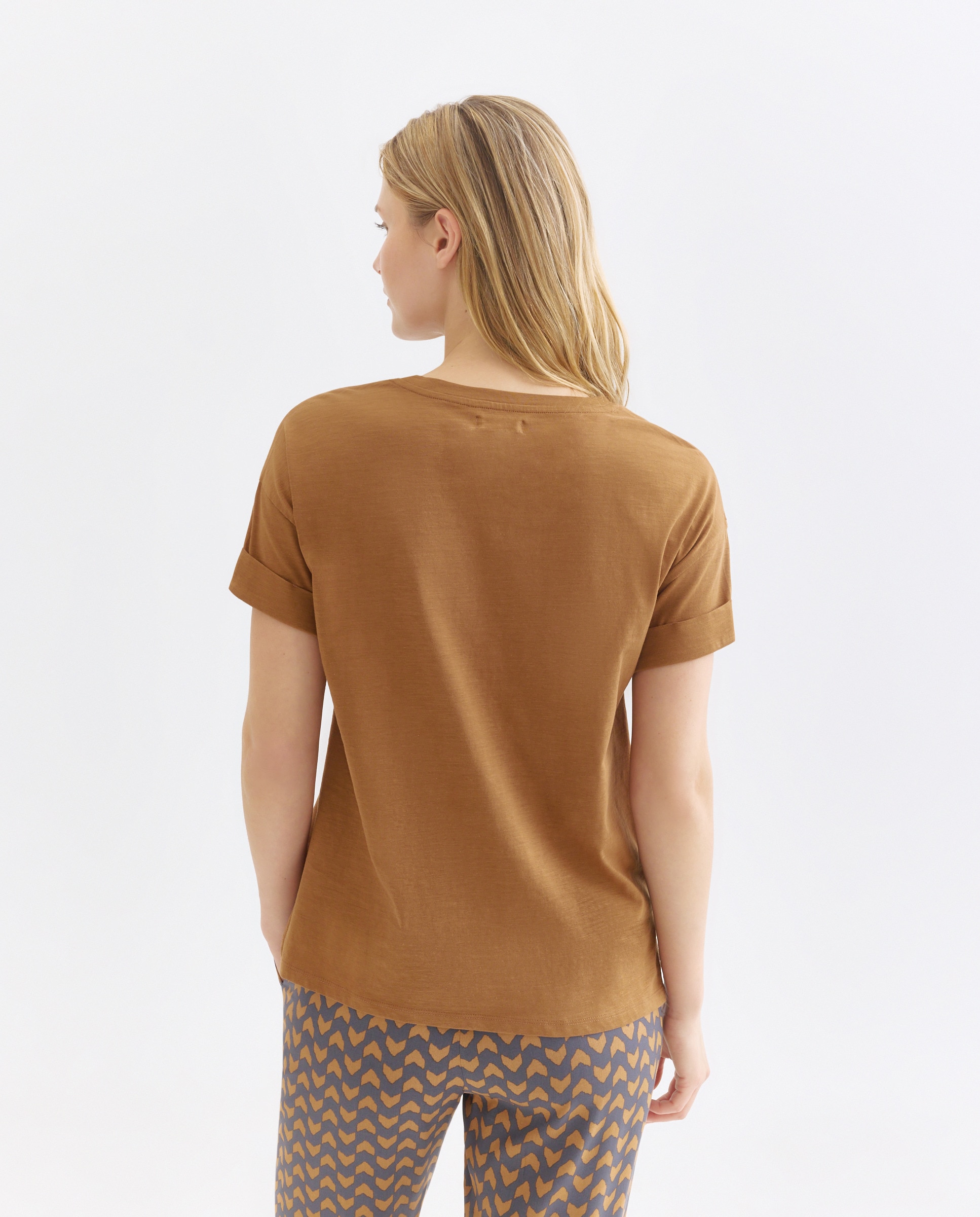 Camiseta básica de mujer cuello caja 740 Tabaco-3