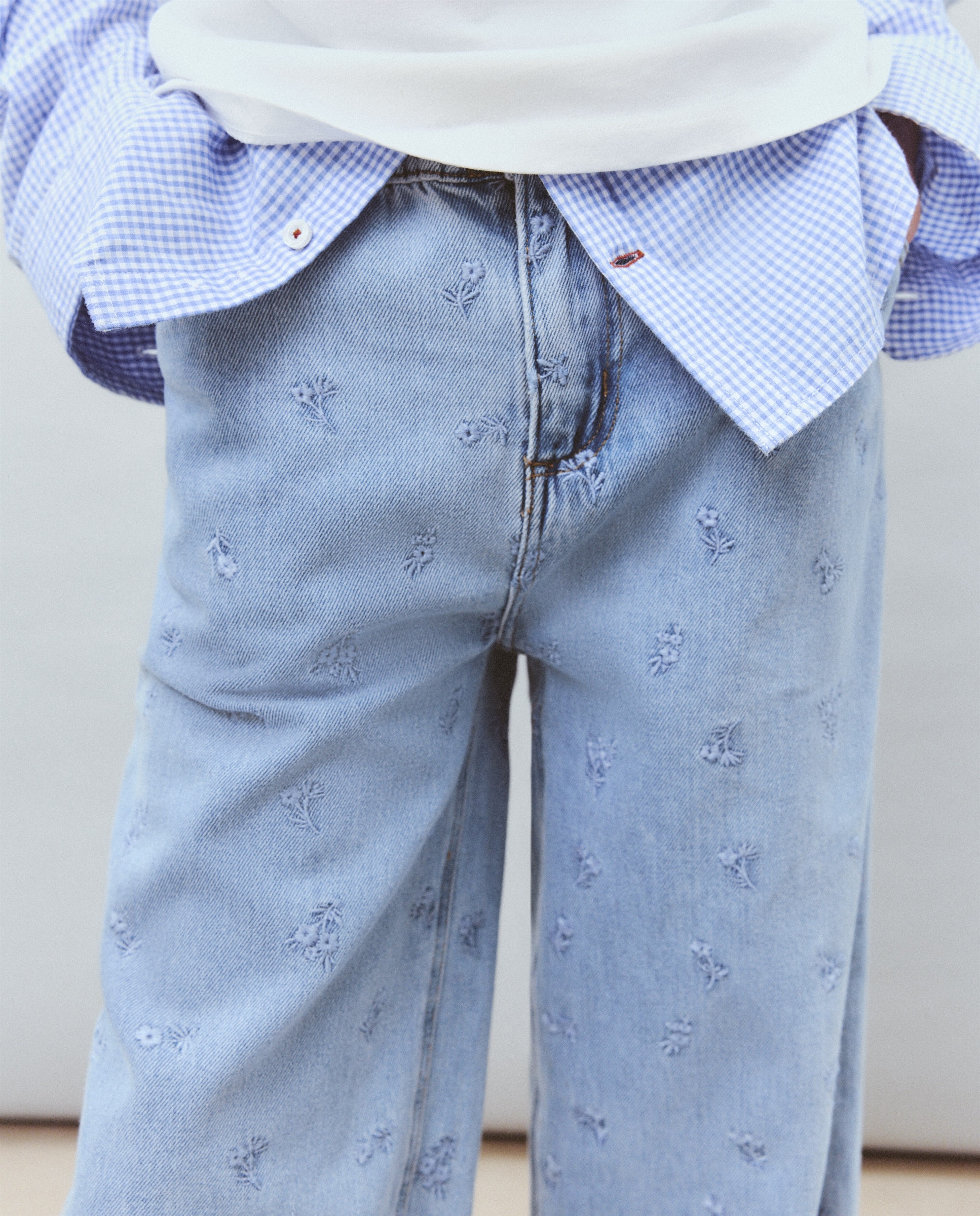 Jeans Wide Leg com Fantasia e Bordado Tone to Tone Cinzento-4