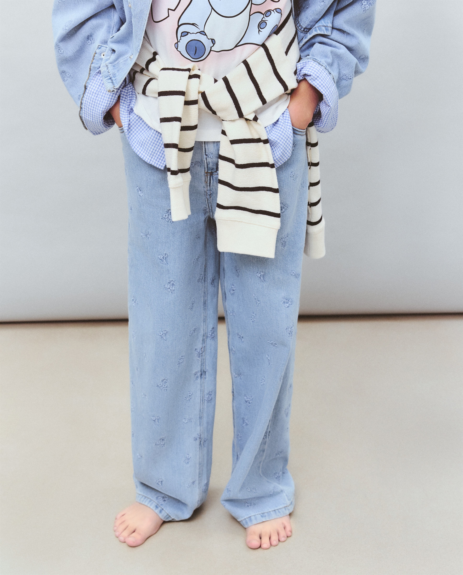 Jeans Wide Leg com Fantasia e Bordado Tone to Tone Cinzento-2