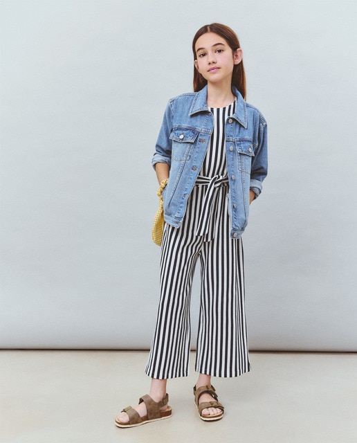 Imagem 0 de Macacão Comprido às Riscas com Folho na Gola