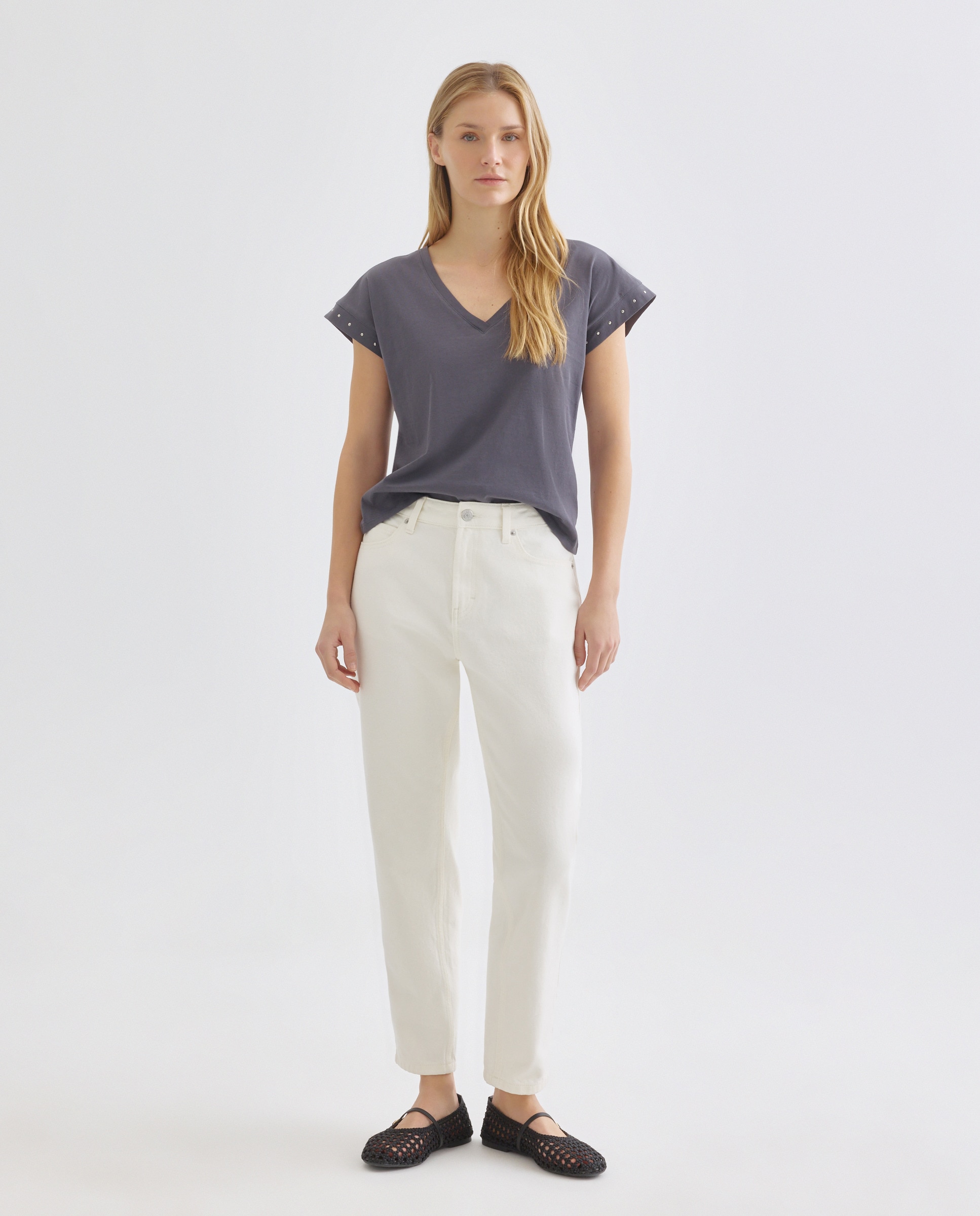 Camiseta de mujer cuello pico con tachuelas Plomo-2