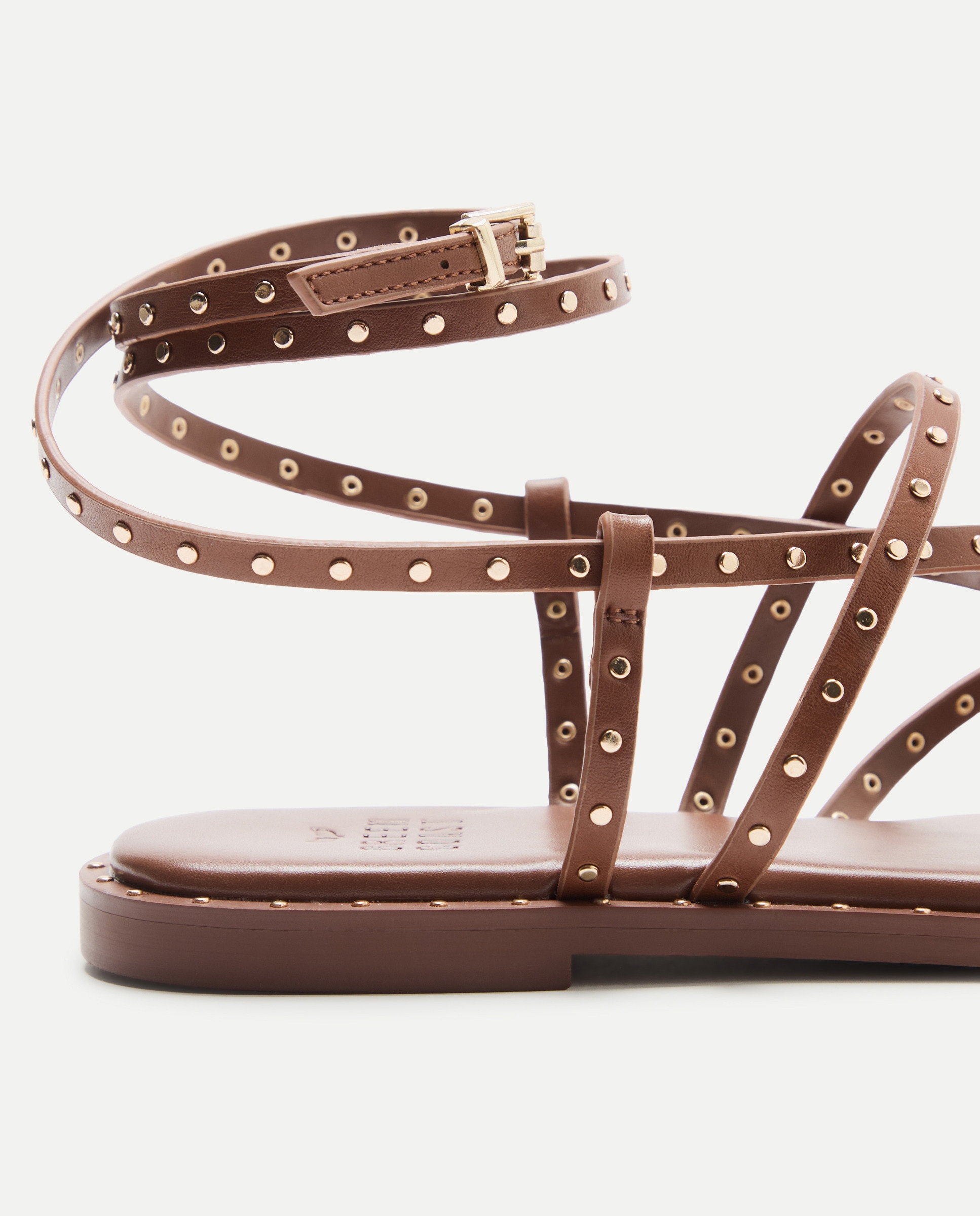 Sandálias com Multitiras e Tachas Castanho-5