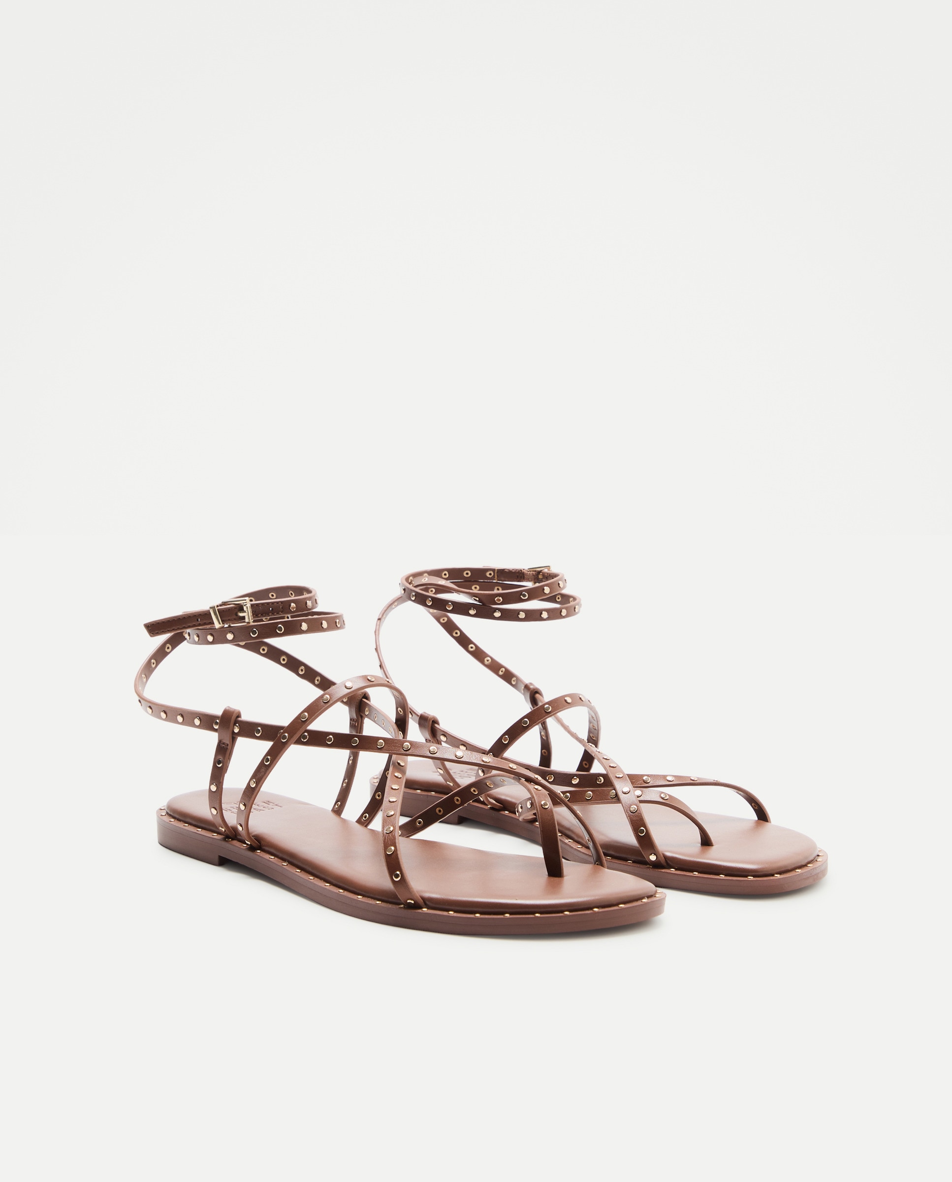 Sandálias com Multitiras e Tachas Castanho-2