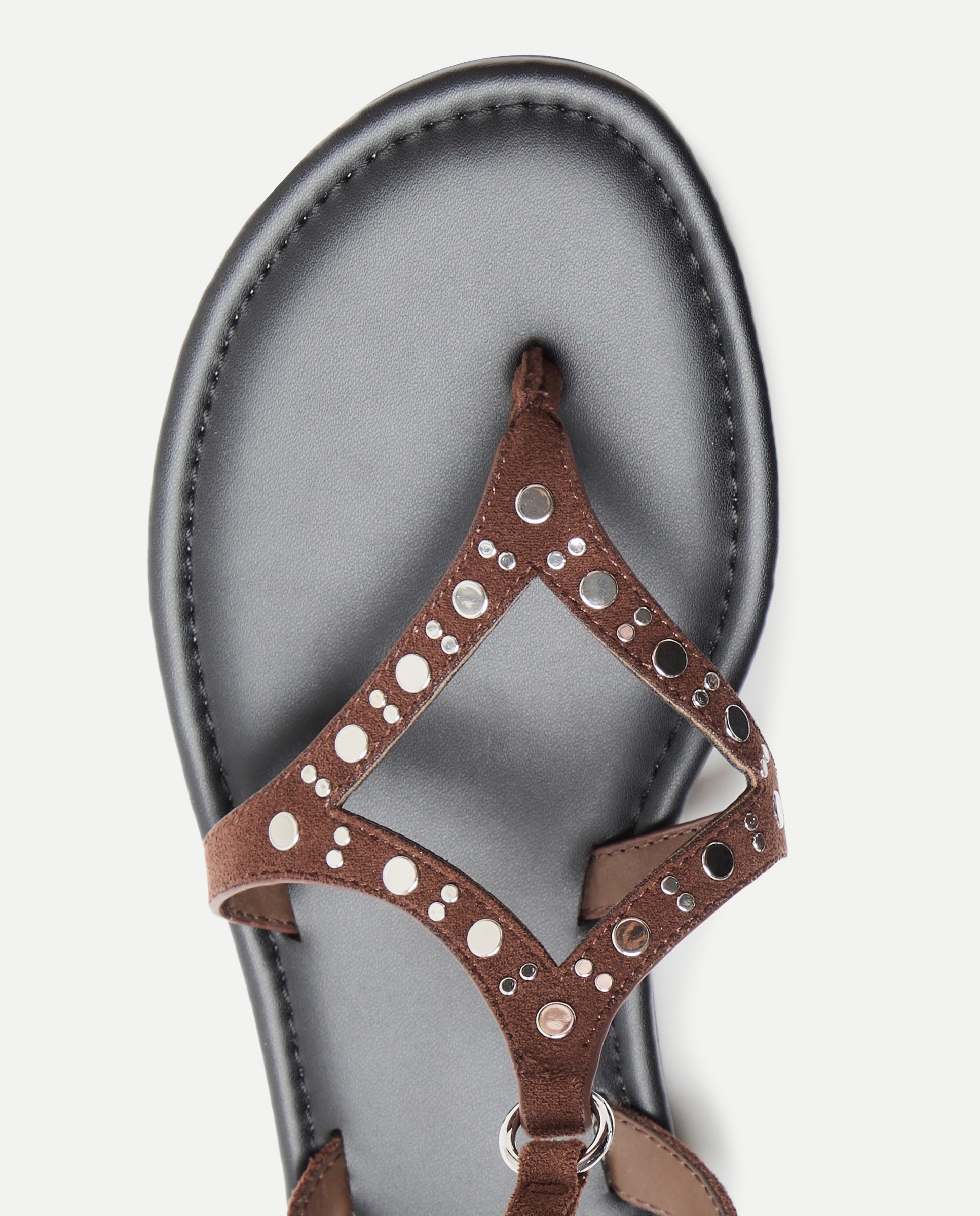 Sandálias Rasas com Losango de Tachas Castanho-4