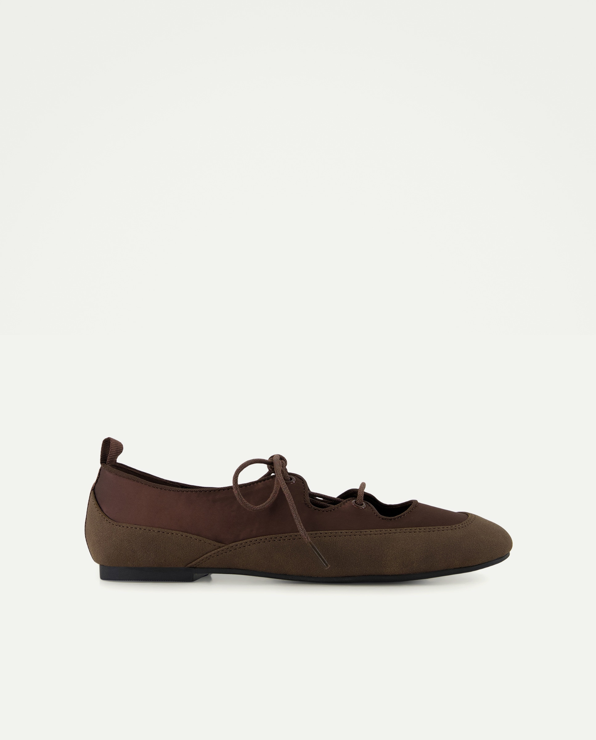 Imagen 0 de Zapato de mujer atado