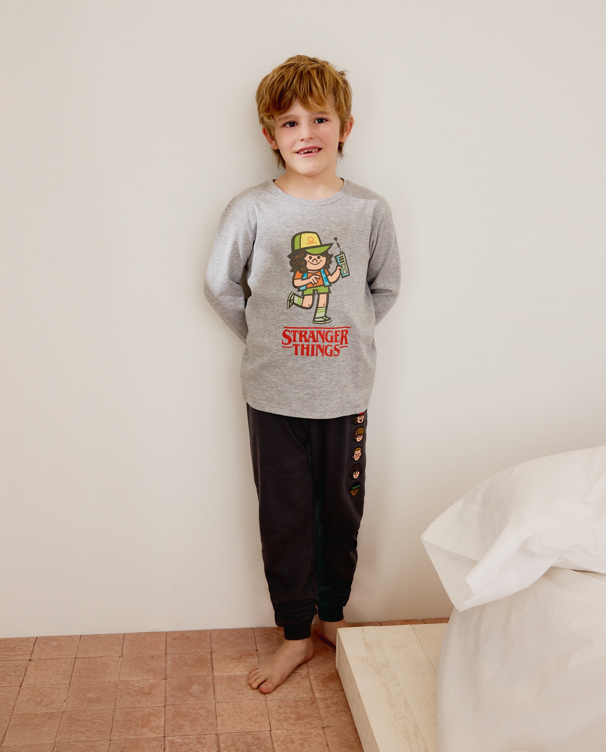 Pijama de Malha Stranger Things Dustin Cinzento-2
