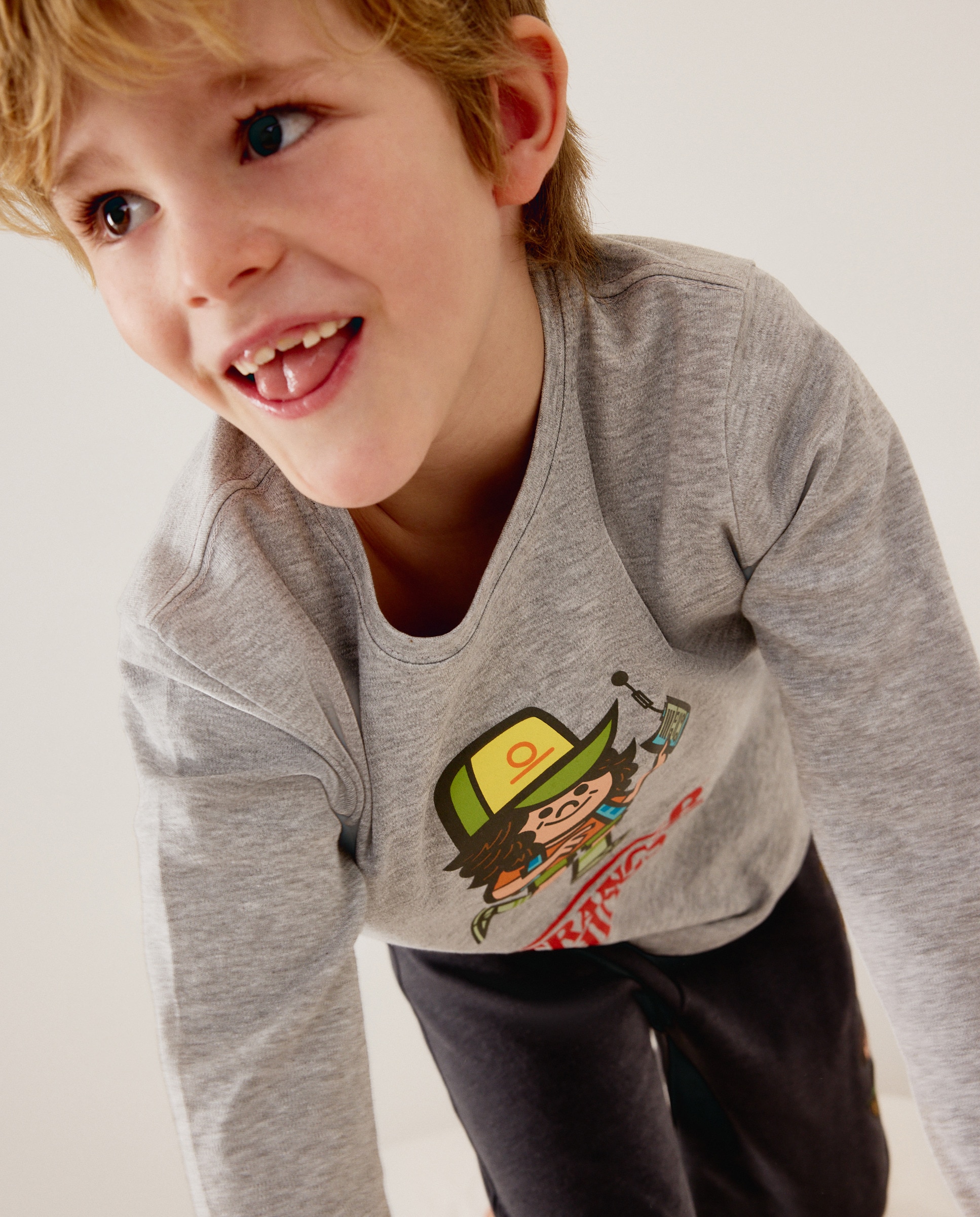 Pijama de Malha Stranger Things Dustin Cinzento-1