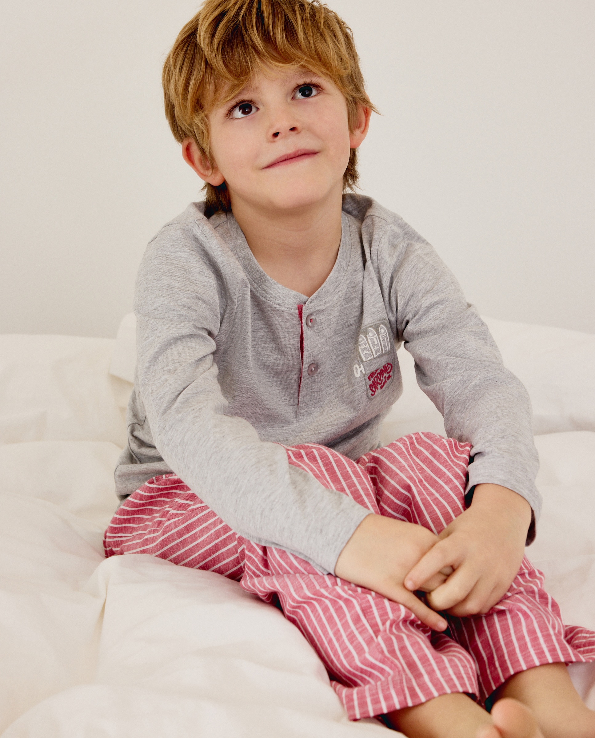 Imagem 0 de Pijama Misto com T-shirt de Gola Tipo Padeiro e Calças com Fantasia