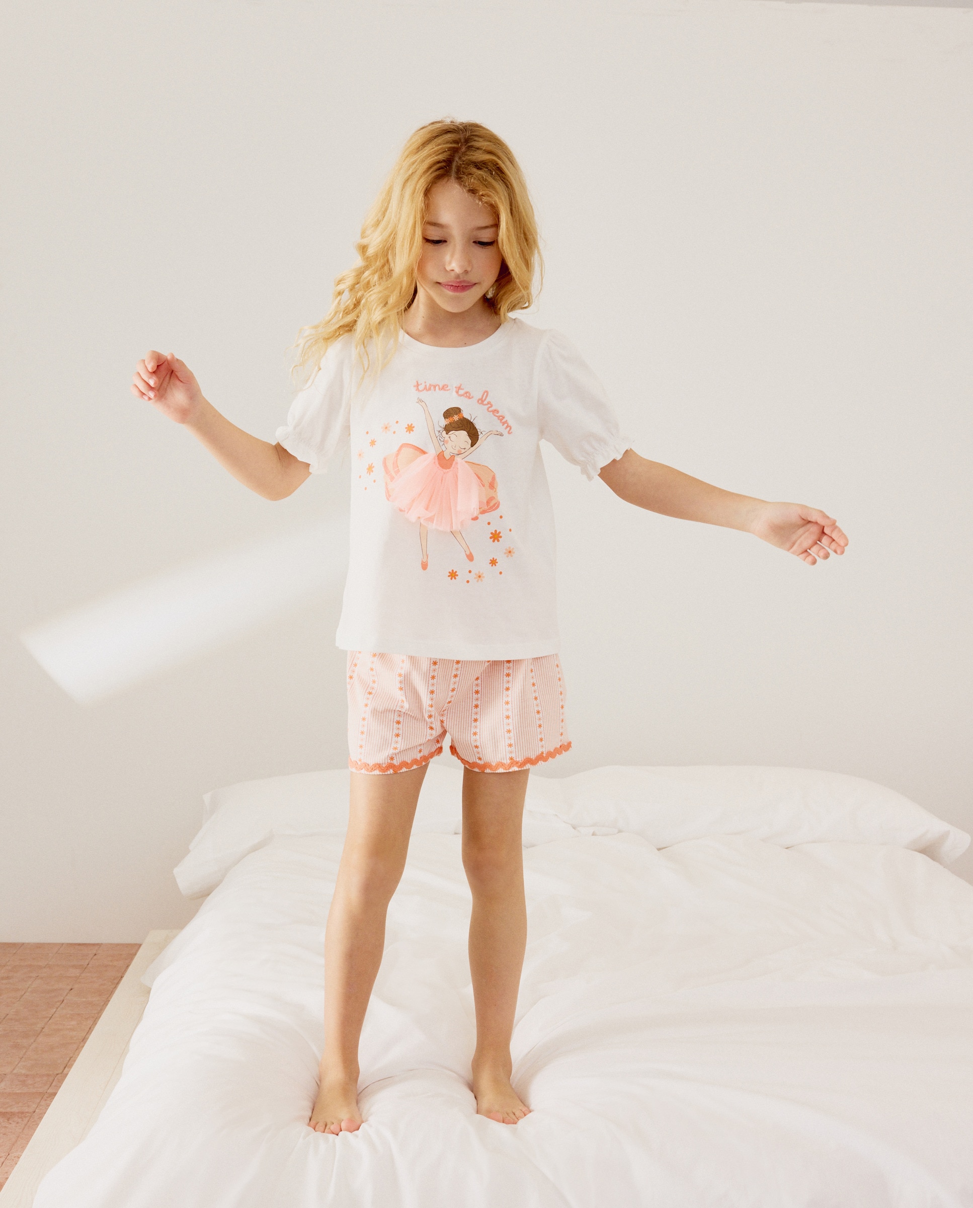 Imagem 0 de Pijama Curto com Estampado de Fantasia e Calças às Riscas