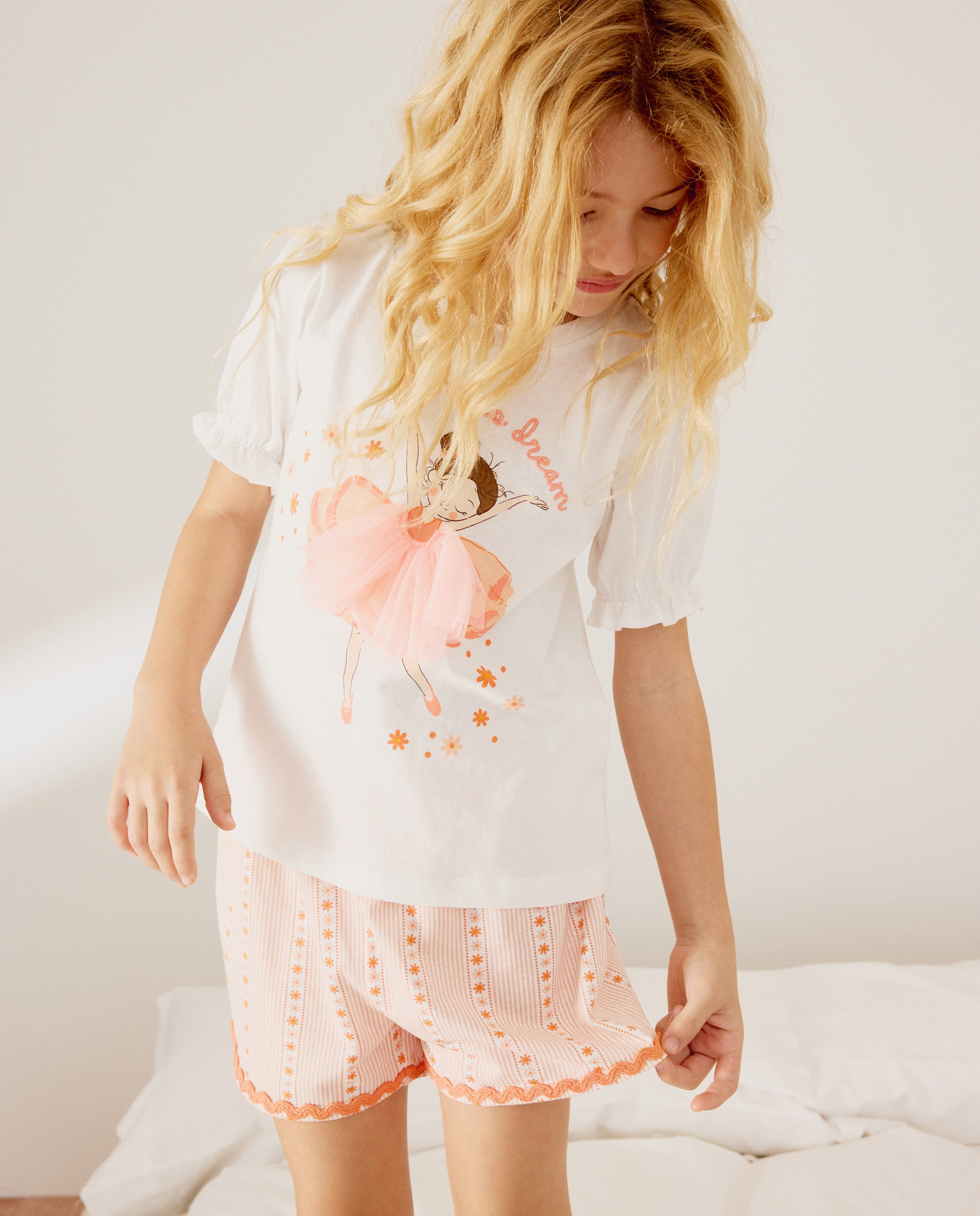 Pijama Curto com Estampado de Fantasia e Calças às Riscas Cotton Juice Branco-2
