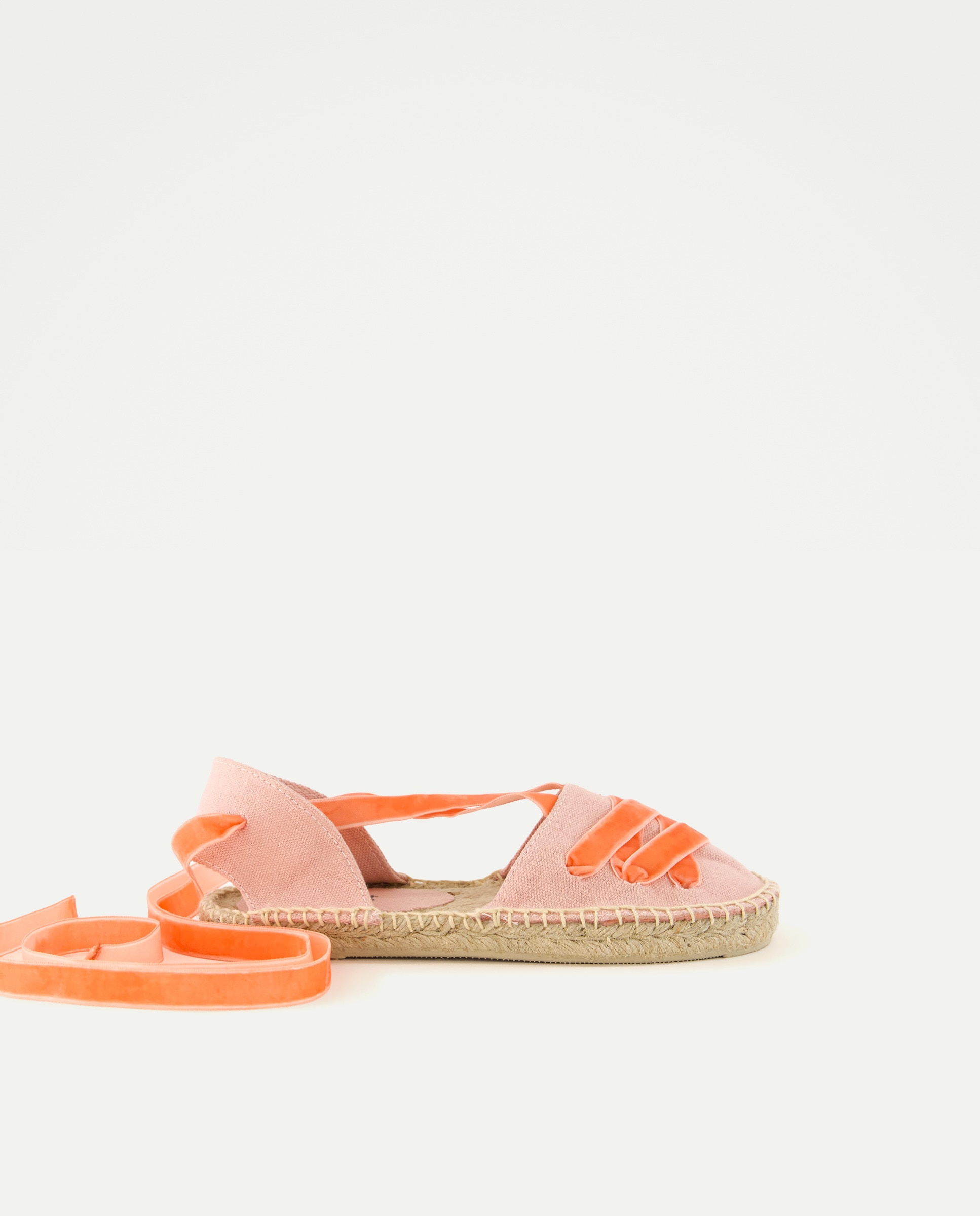 Imagen 0 de Alpargata niña con cintas de terciopelo a contraste