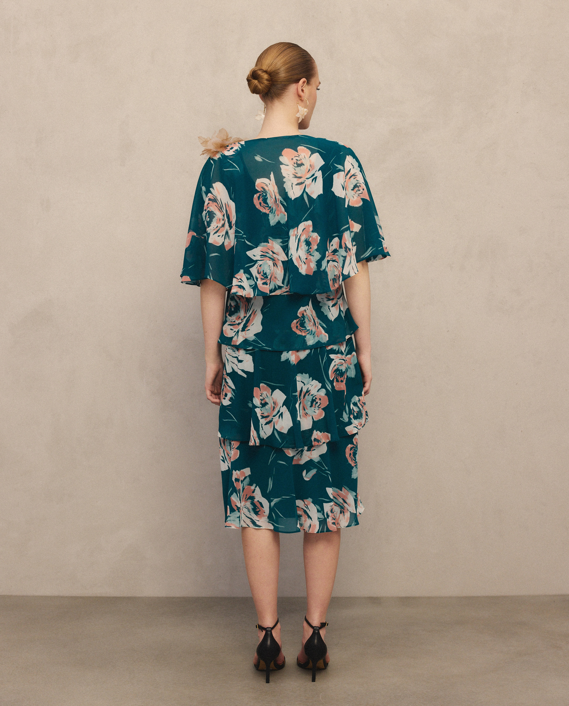 Vestido Curto Multicamadas sem Mangas e com Capelina Estampada Verde-3
