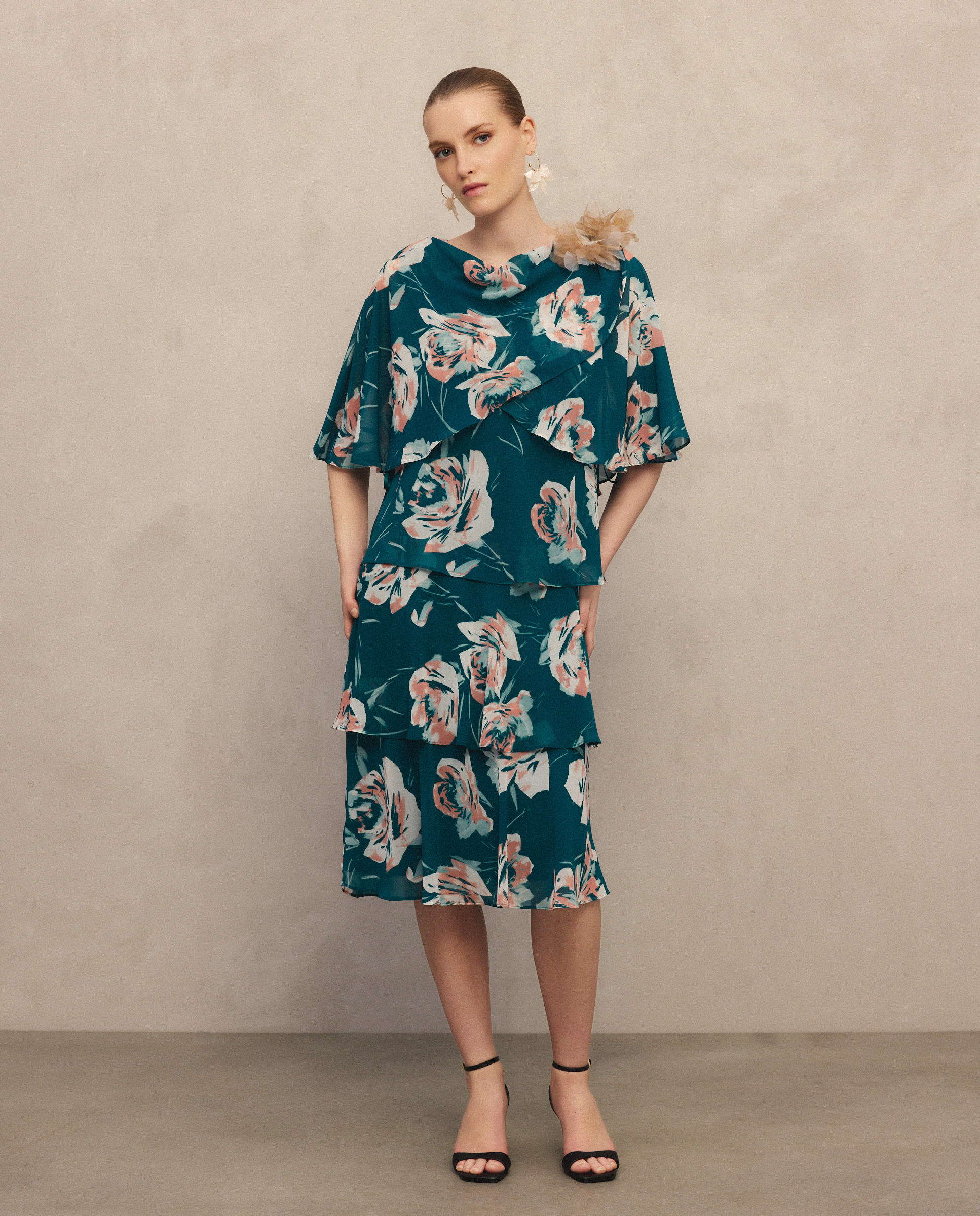 Vestido Curto Multicamadas sem Mangas e com Capelina Estampada Verde-2