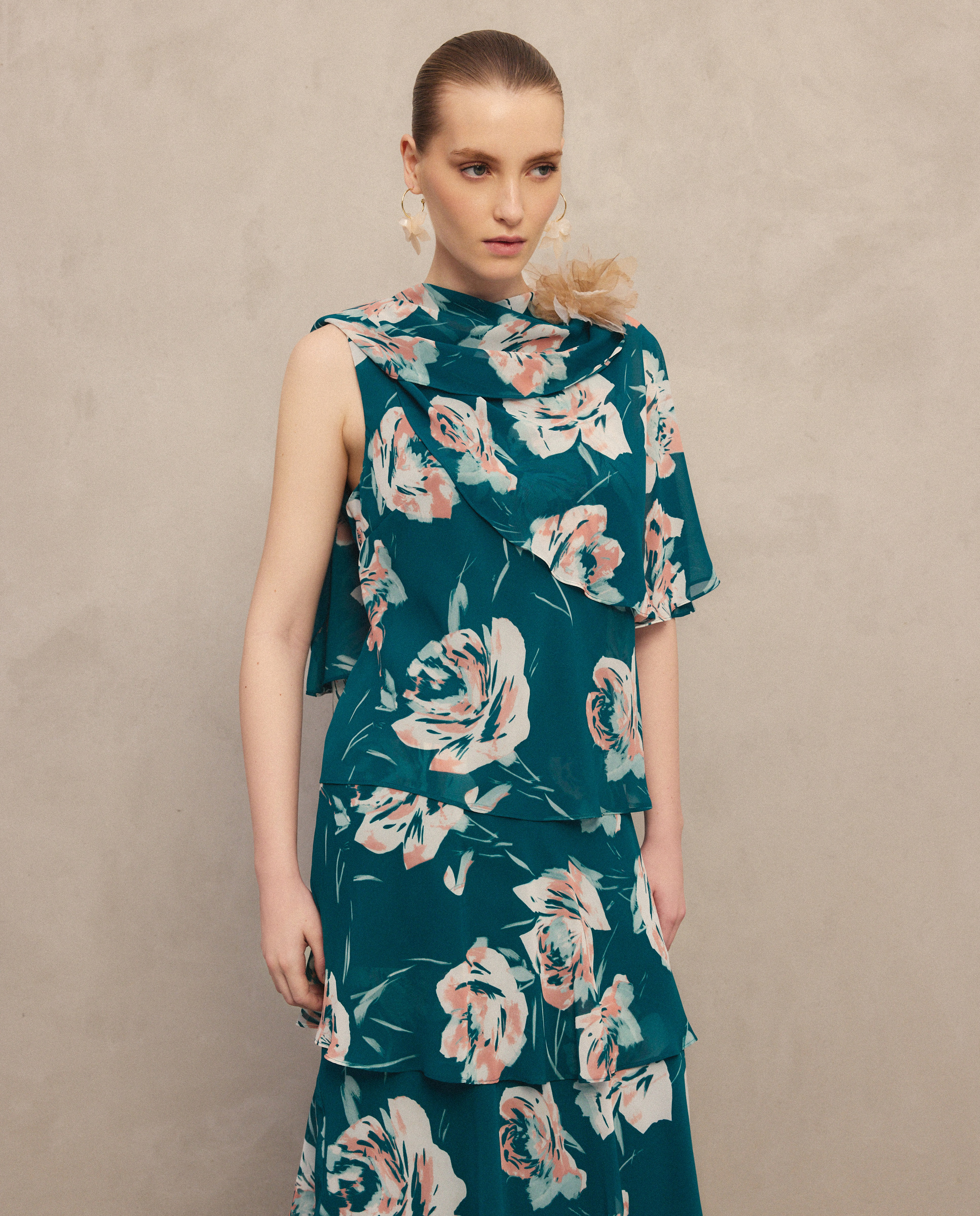 Vestido Curto Multicamadas sem Mangas e com Capelina Estampada Verde-1