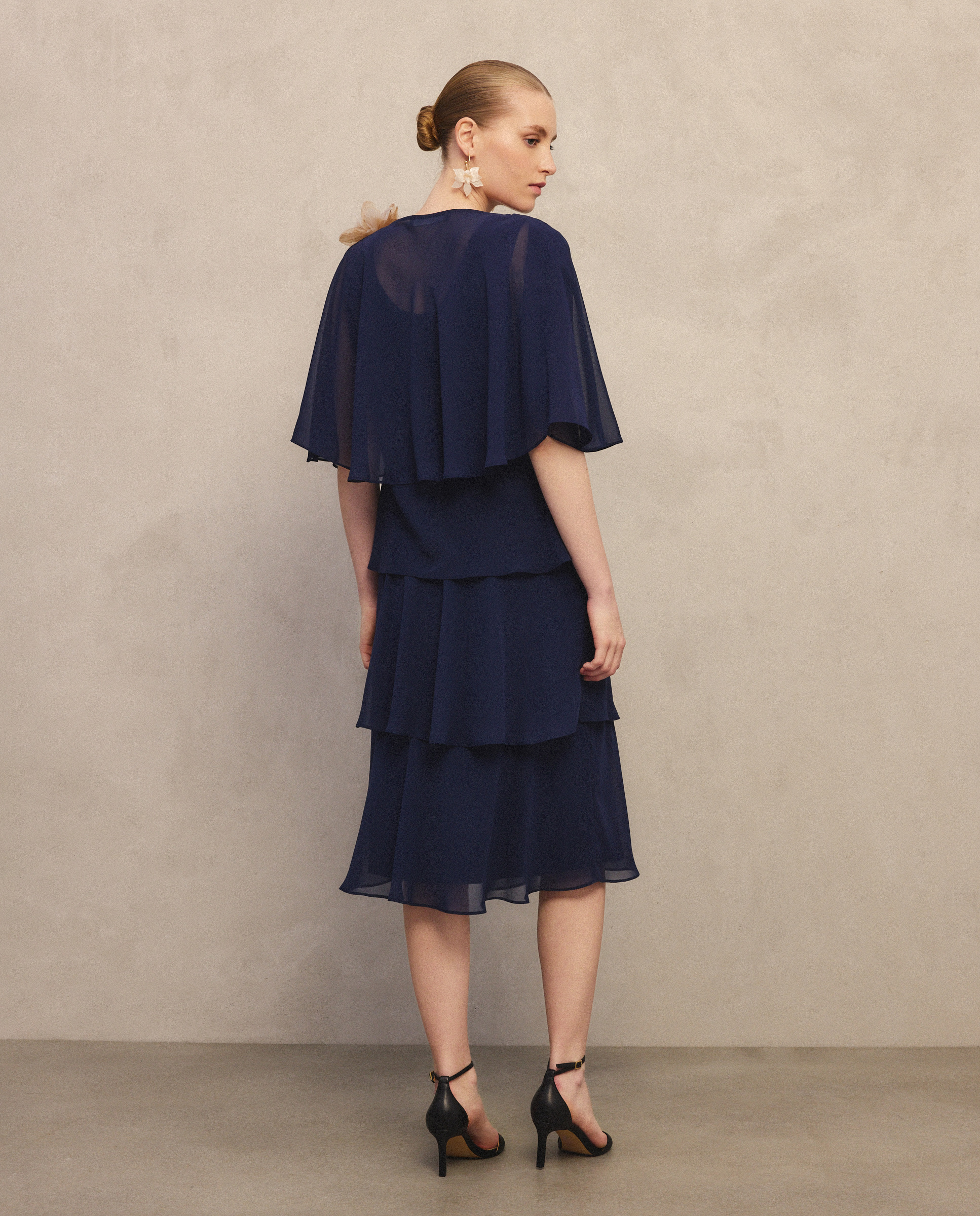 Vestido Curto Multicamadas sem Mangas e com Capelina Estampada Azul-marinho-3