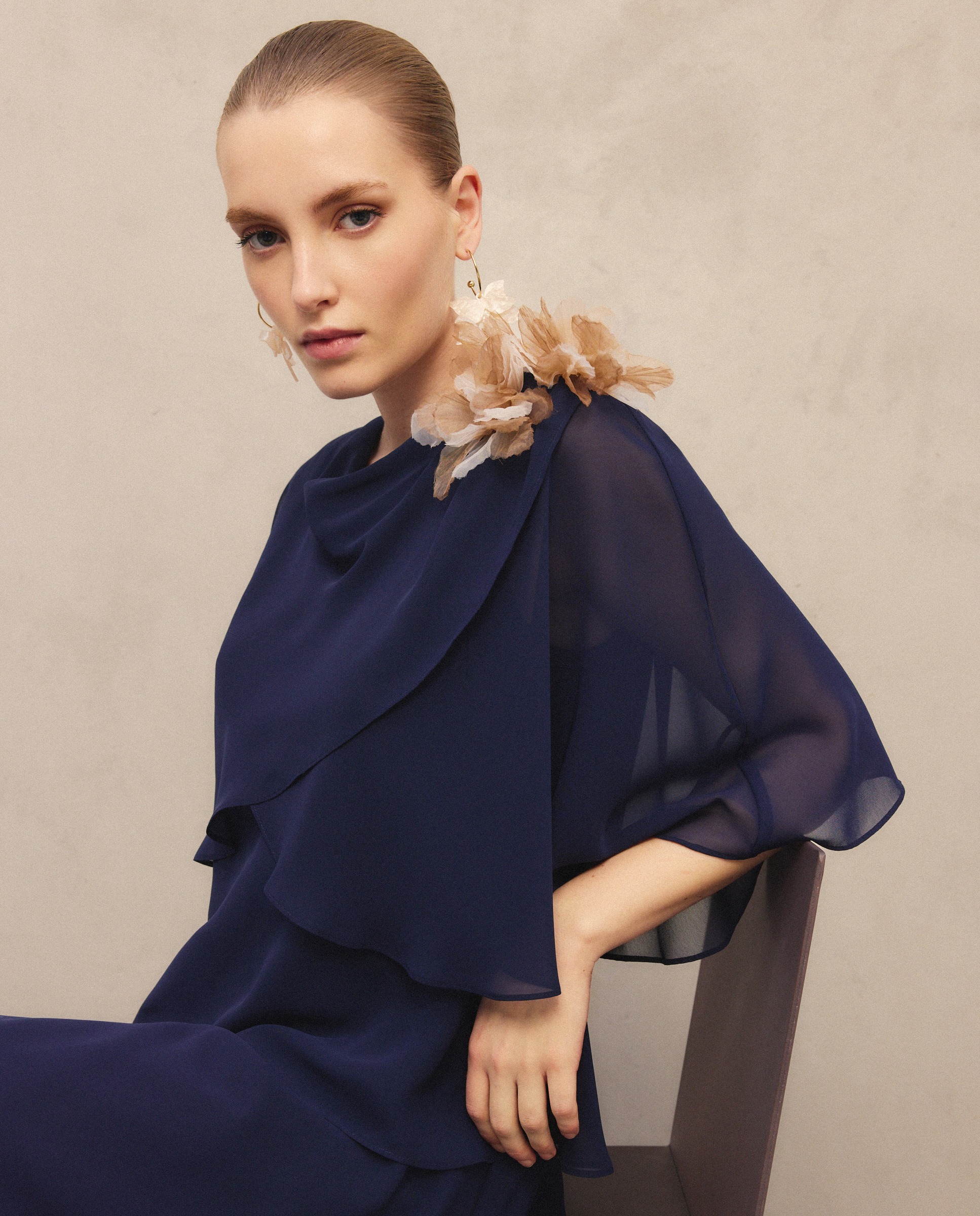 Vestido Curto Multicamadas sem Mangas e com Capelina Estampada Azul-marinho-1