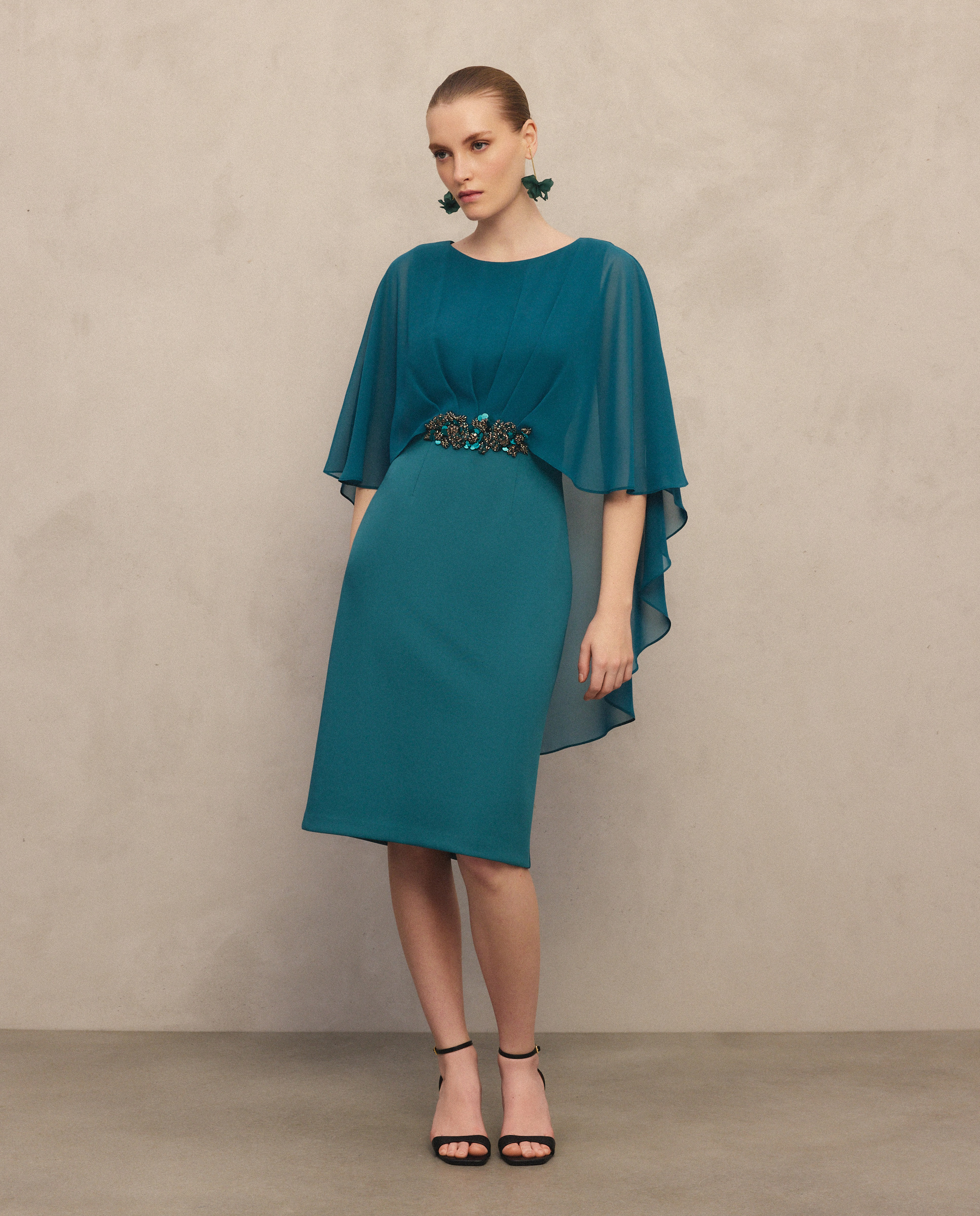 Vestido Curto Elástico com Capa e Pregadeira na Cintura 530 Verde Escuro-1