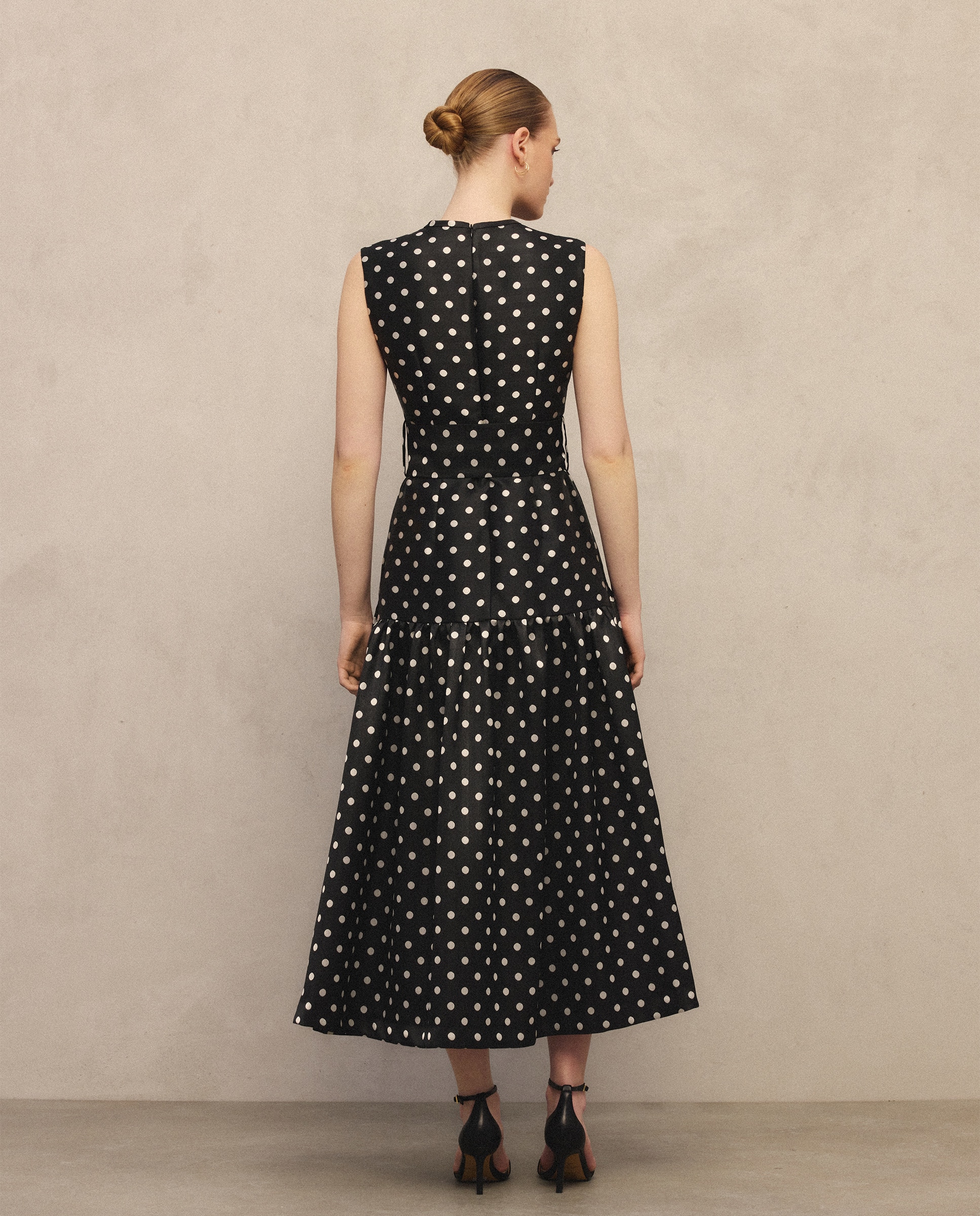 Vestido Midi às Bolinhas sem Mangas Preto-3