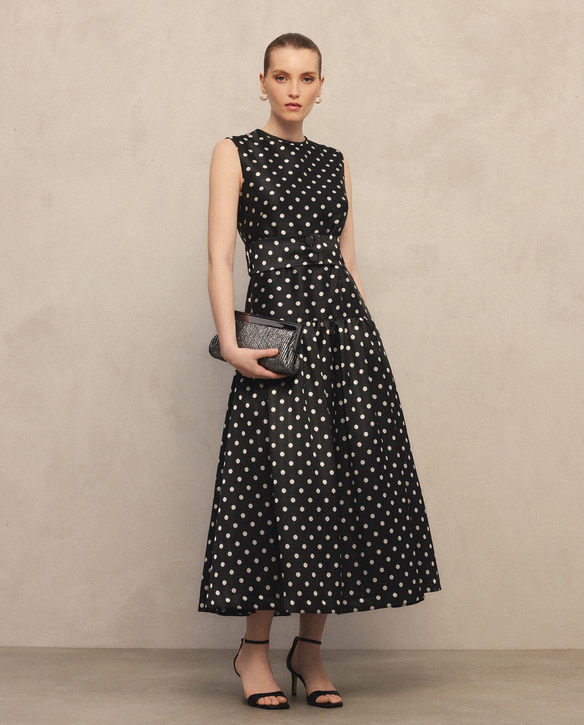 Vestido Midi às Bolinhas sem Mangas Preto-2