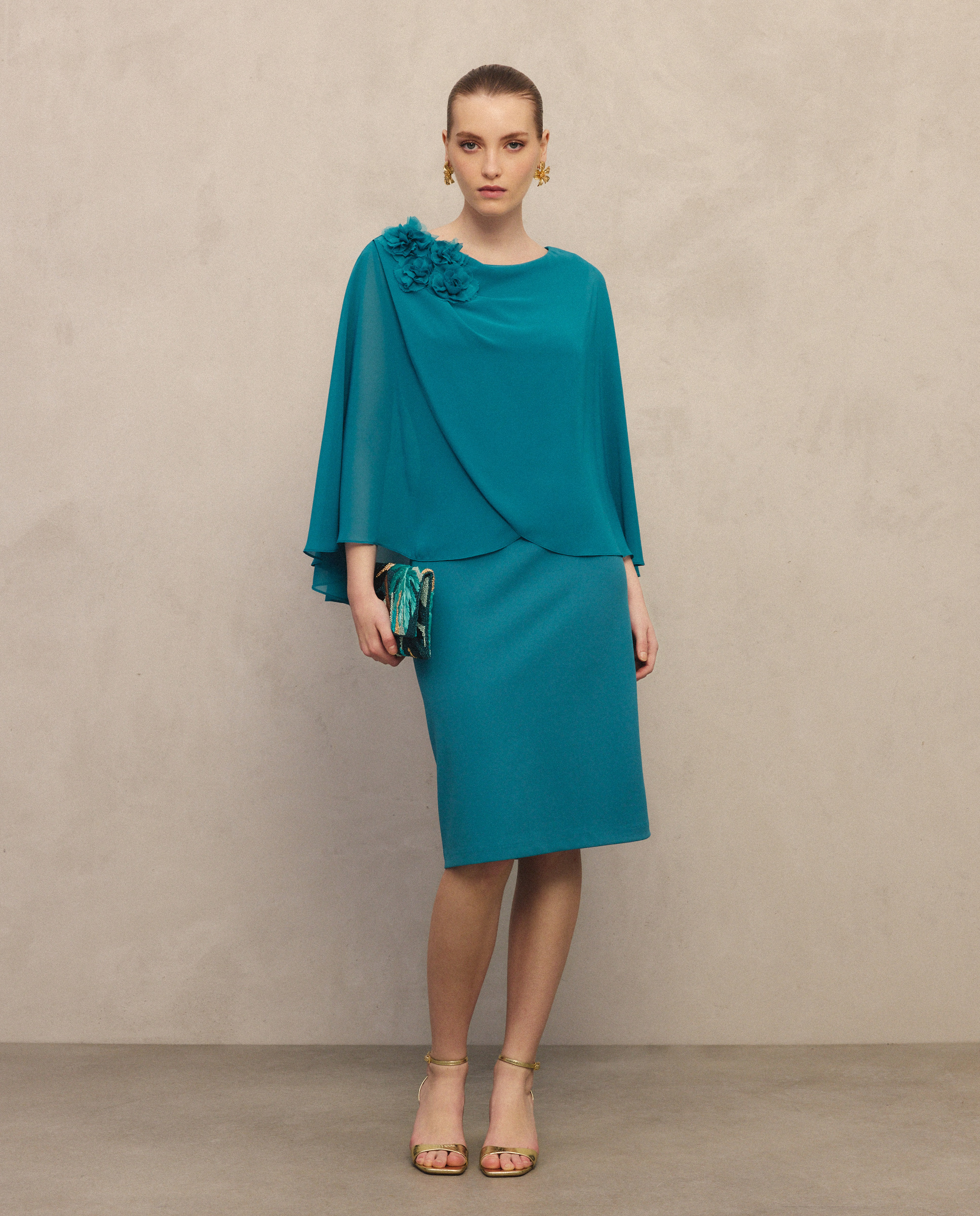 Vestido Curto Elástico de Capelina Aberta com Flor Verde-1