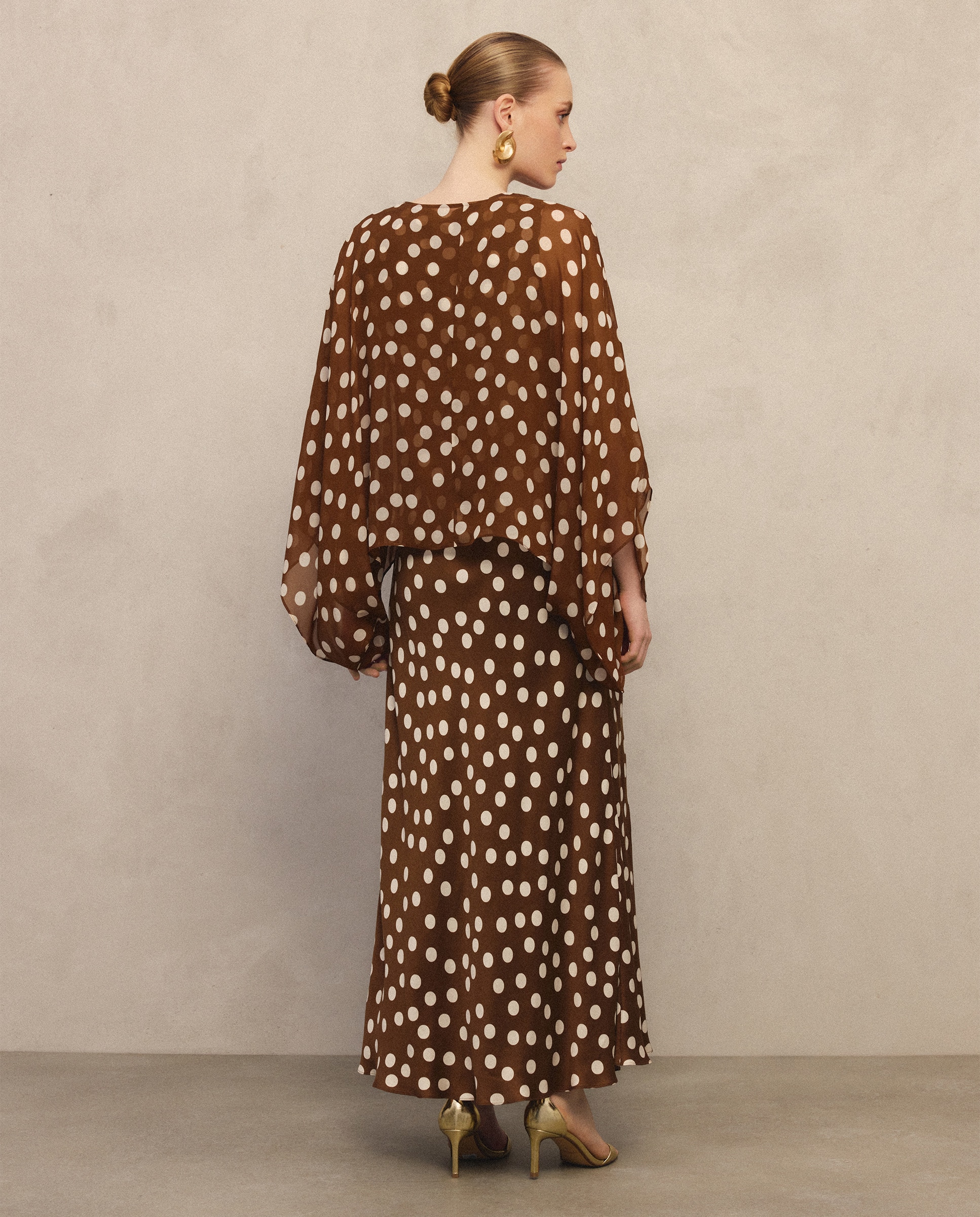 Vestido às Bolinhas com Capelina Branco-3