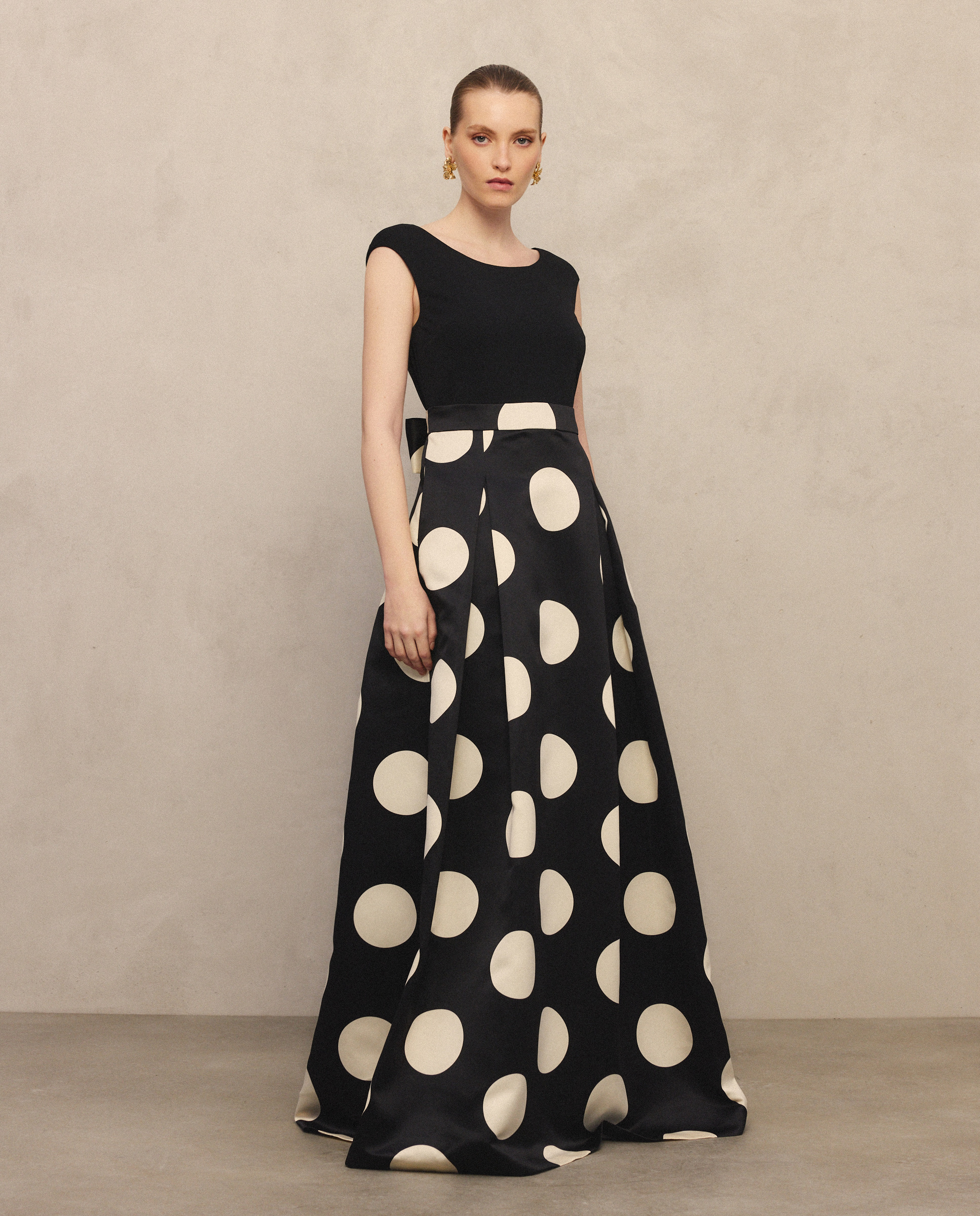 Imagem 0 de Vestido Comprido com Top de Malha e Saia às Bolinhas