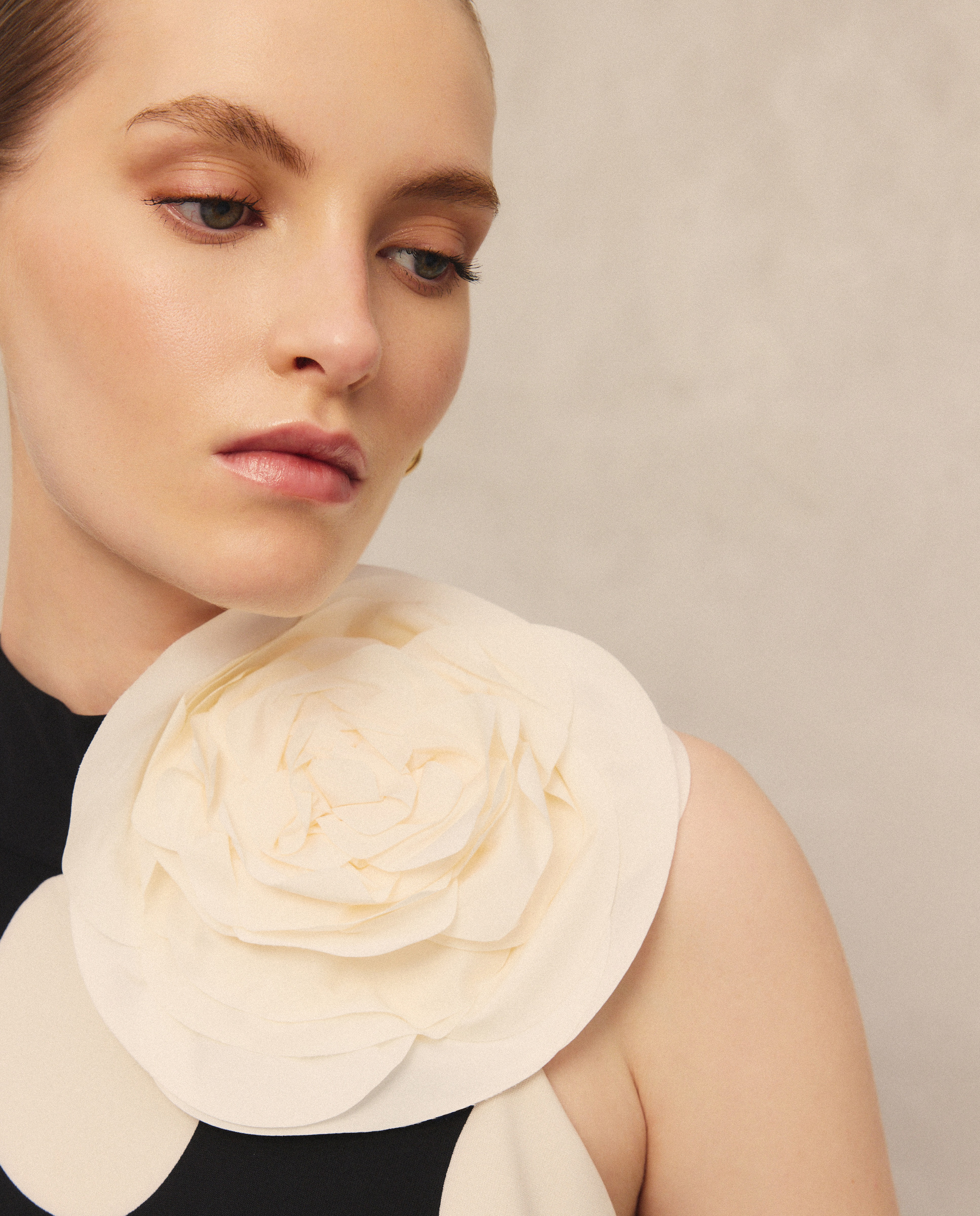 Vestido Halter com Flor Grande Preto-4